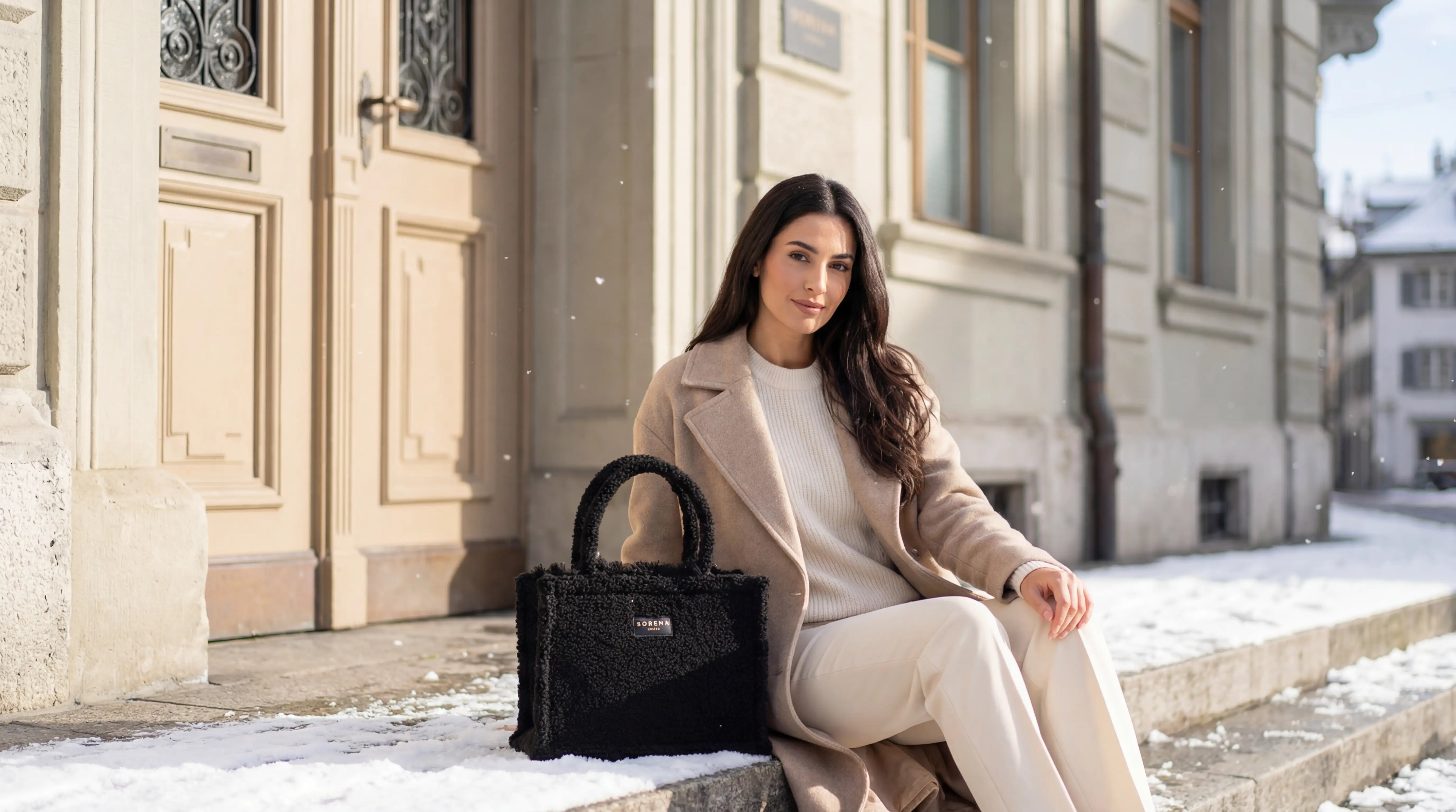 SORENA Medium Shopper-Kollektion mit sieben handgemachten, veganen, nachhaltigen Taschen – von grafisch bis irisierend, mit ikonischem Gurt und mediterraner Textur für stilvolle Looks im Alltag, Business und Sommer.