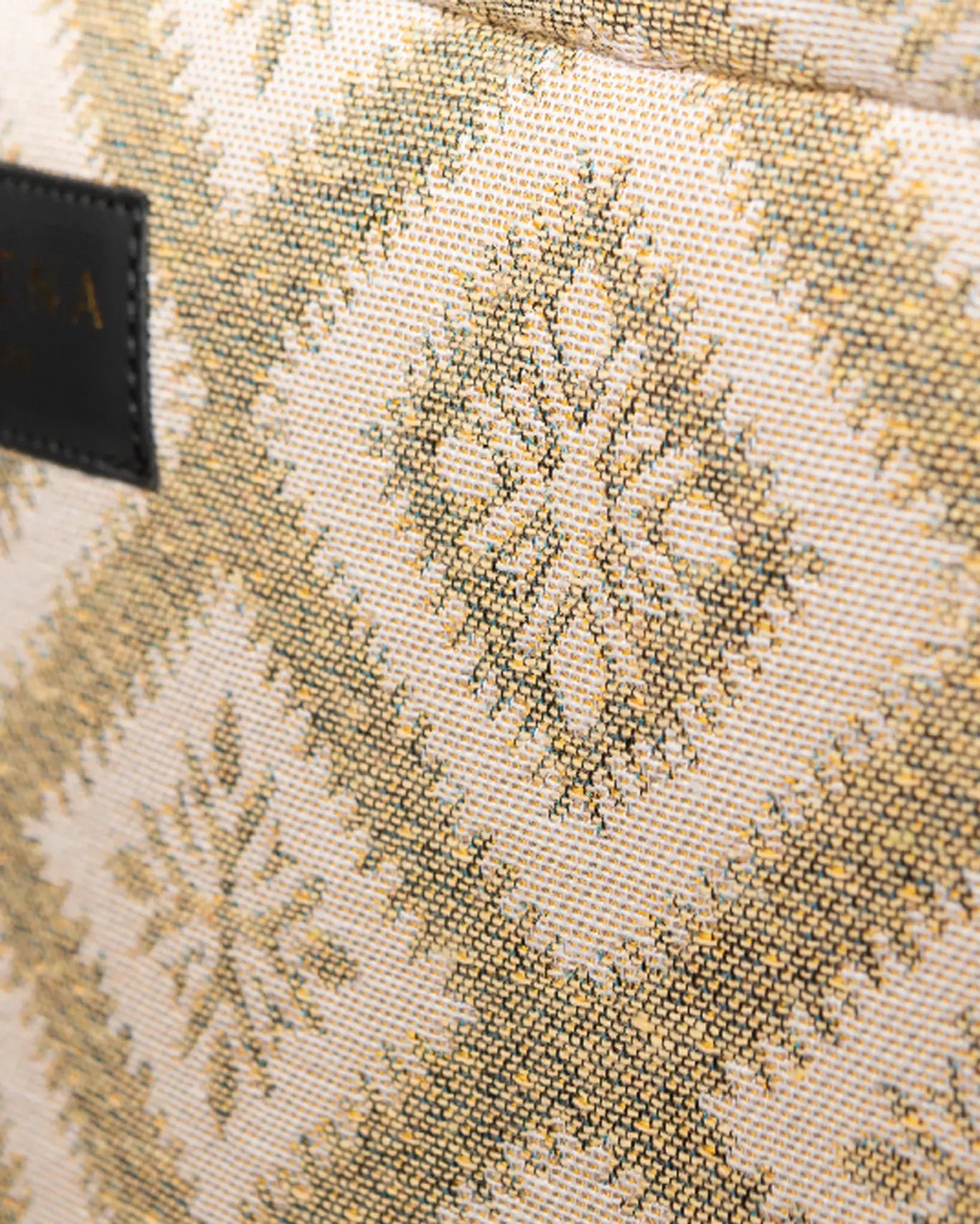 Nahaufnahme Arhontissa Jacquard Sorena Greece, klassisches Diamanten Blumenmuster Sand Beige Ivory, gewebte Textur Detailansicht.