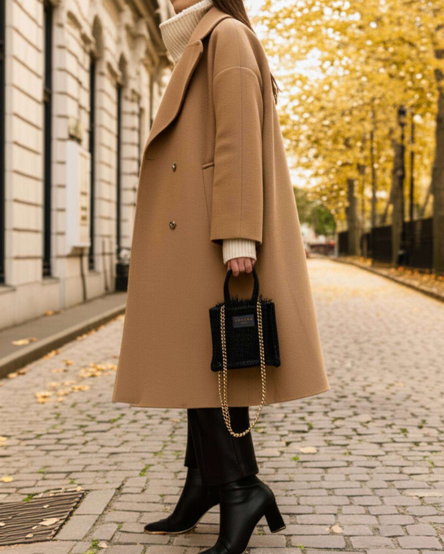 Model trägt die handgemachte SORENA Mini-Tasche ADORA in Schwarz-Gold – elegantes Dinner-Accessoire mit Pailletten, exklusiv bei SIMORA