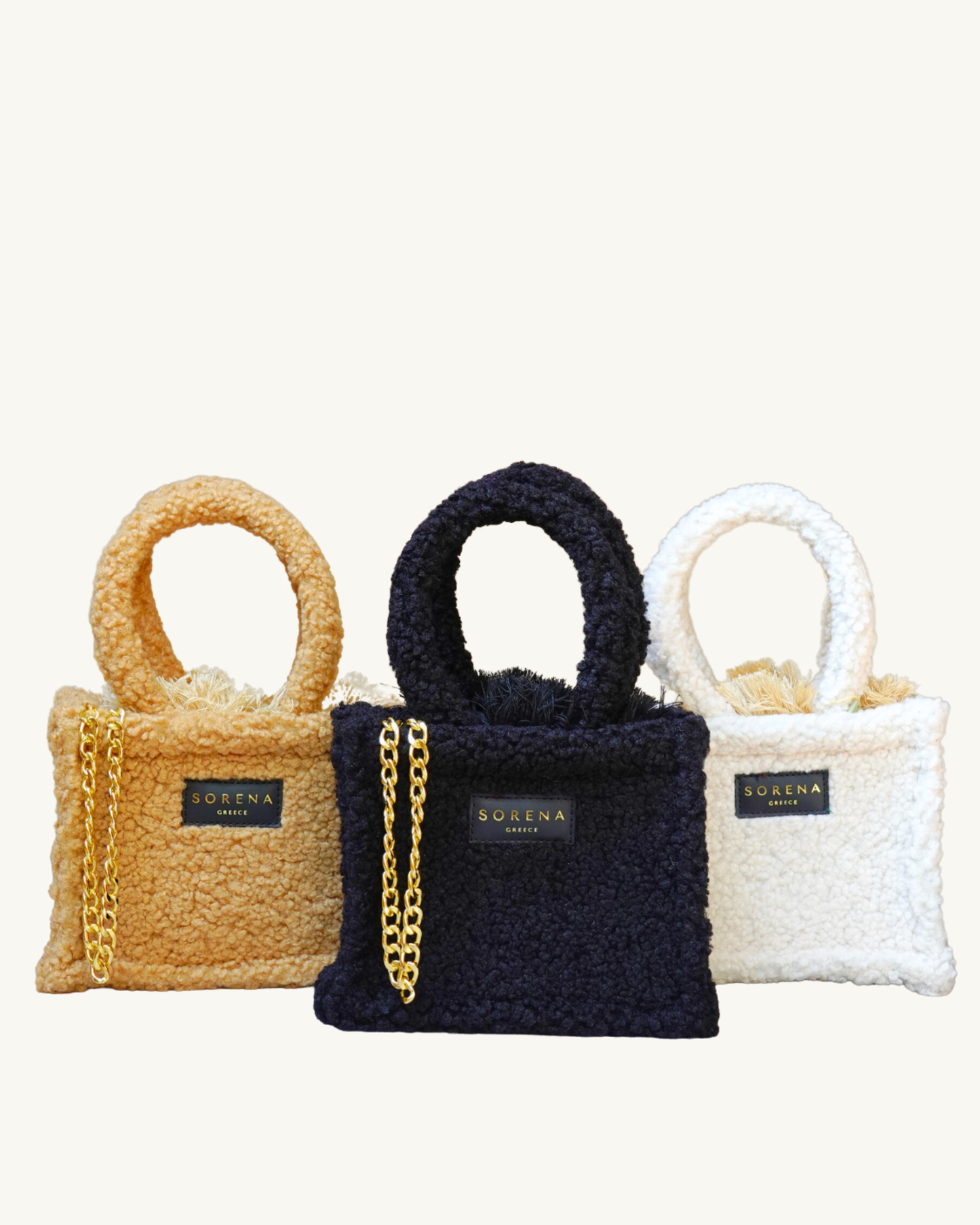 Gruppenfoto mit SORENA Mini-Taschen TEDDY in Schwarz-Gold – handgemacht, nachhaltig und flauschig designt, aufgenommen in weiter Perspektive für SIMORA