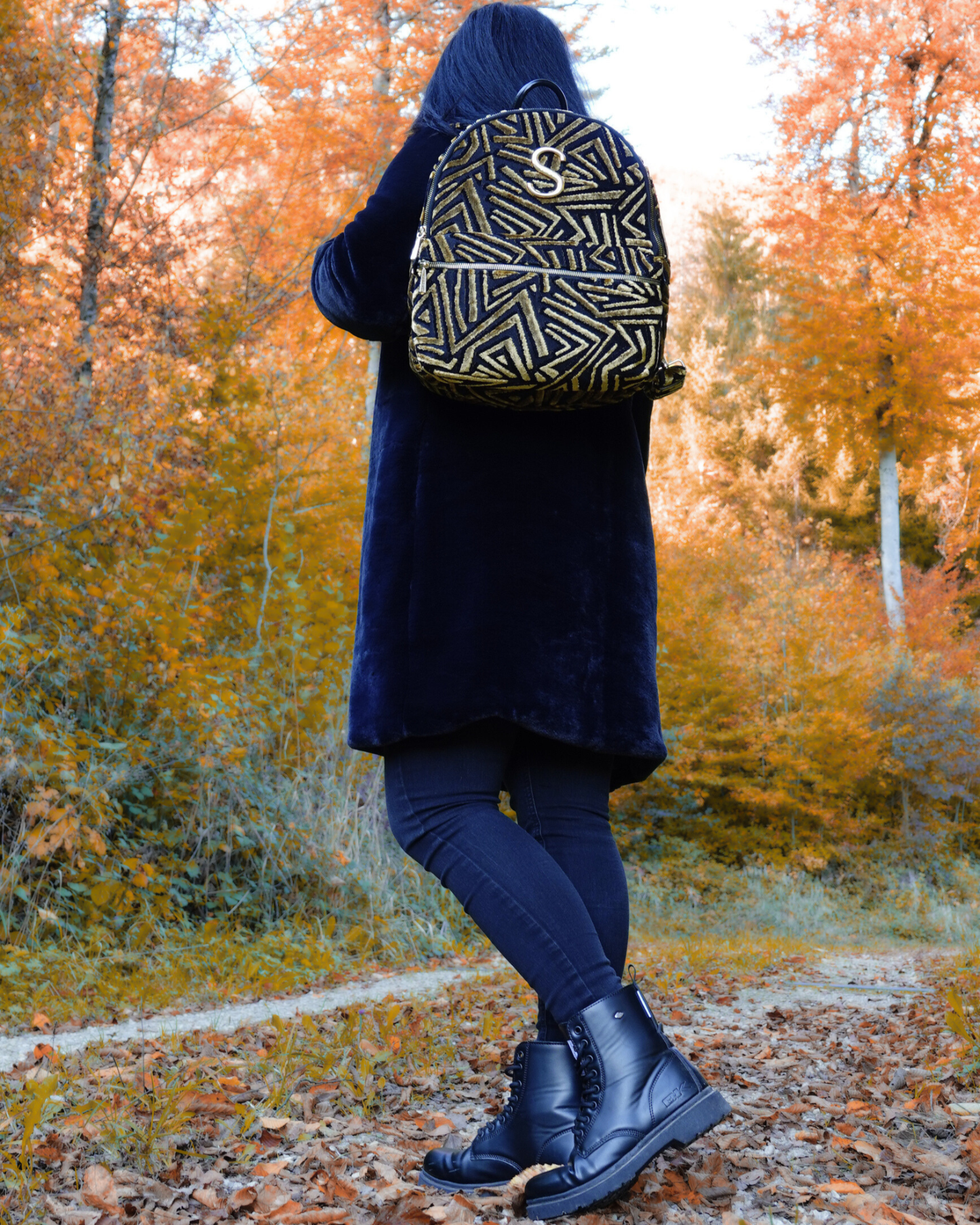 Model trägt nachhaltigen SORENA-Rucksack SYLVANA in schwarz-gold – Rückansicht mit geometrischem Muster, handgemacht und exklusiv bei SIMORA