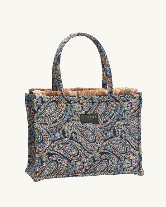 Frontansicht der SORENA CLEIO Shopper – handgemacht aus veganem Material mit charaktervollem Paisley-Design in Blau-Braun, nachhaltig produziert für stilbewusste Frauen.