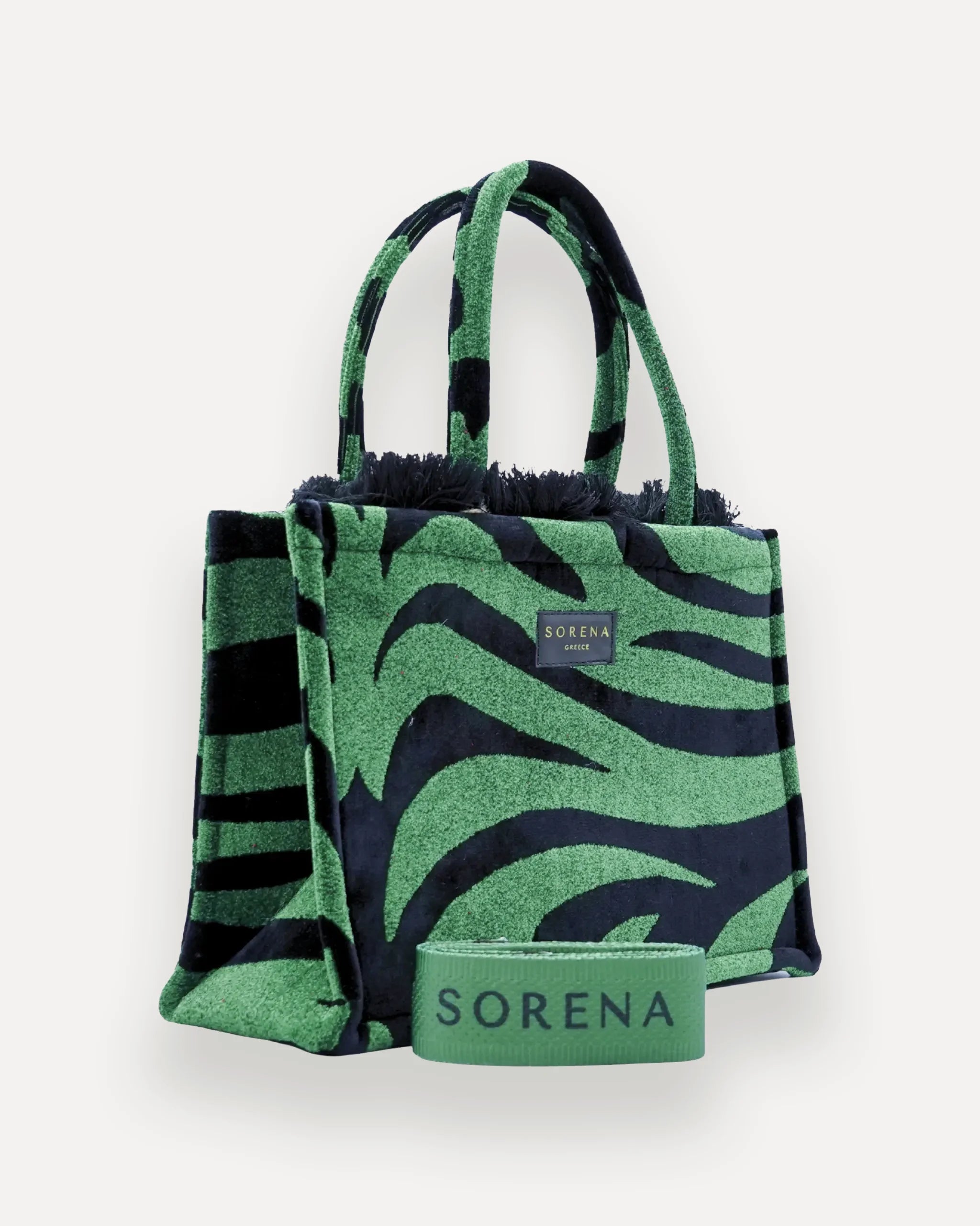 Sorena Greece Tote Bag rechtsseitig getragen – auffällige tote bag mit Zebra-Print in Grün und Schwarz, perfekte handtasche grün für City-Looks, limitierte designer bags schweiz.