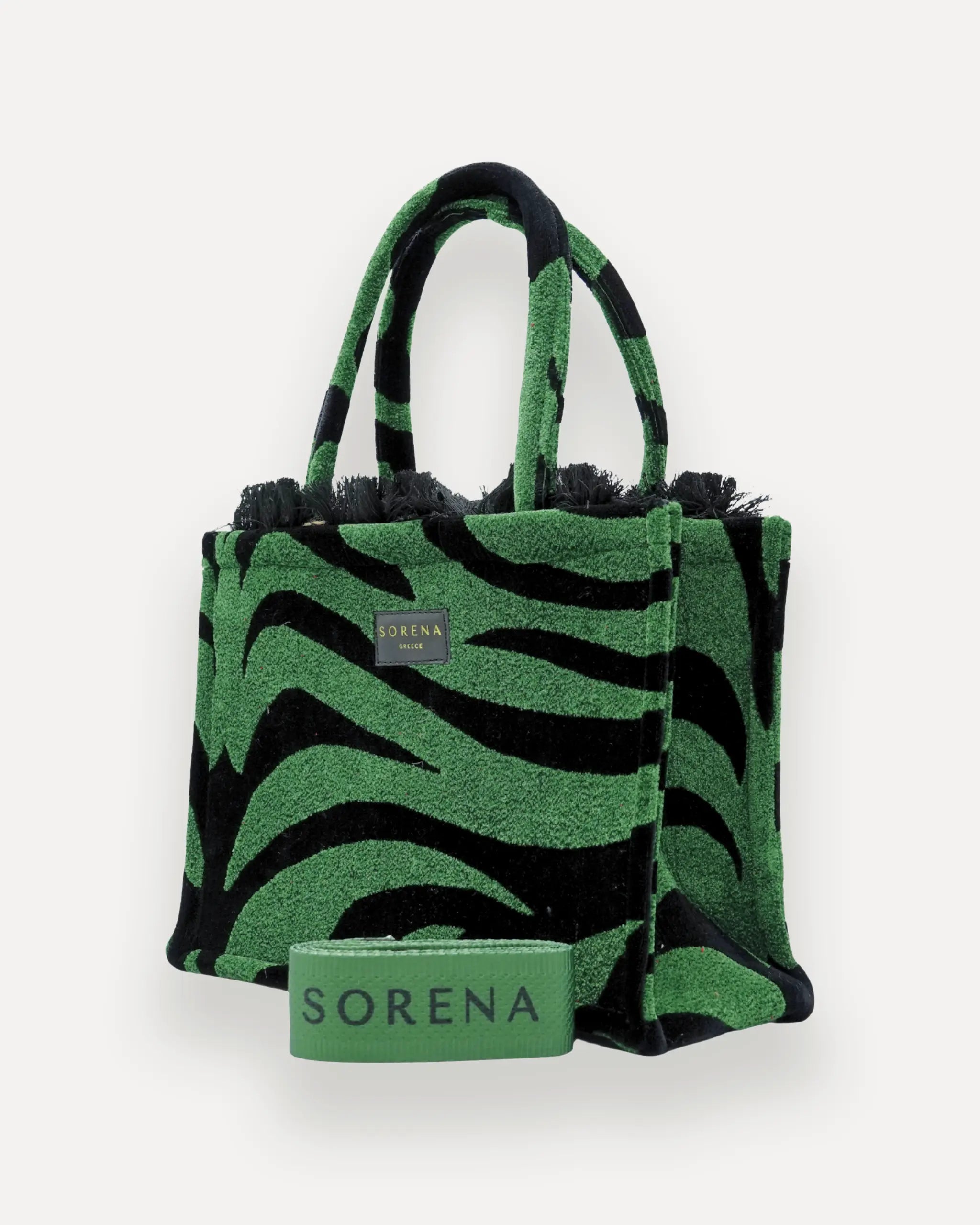 Sorena Greece Medium Tote Bag linksseitig getragen – shopper grün mit Fransen und vertikalem „SORENA“-Band, ideale tasche für dinner und city looks, bags schweiz mit Statement-Design.