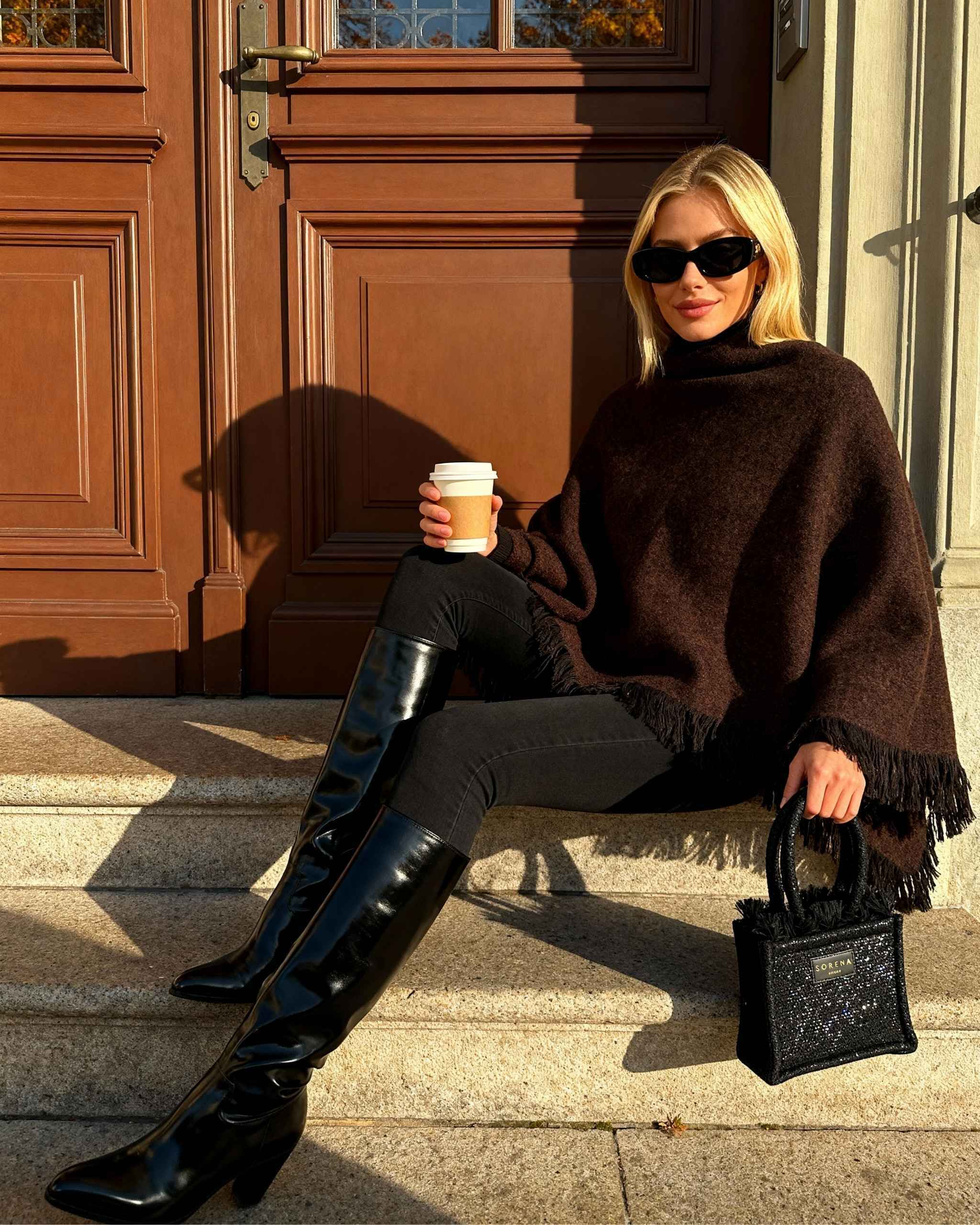 Model trägt die Adora Mini tote bag mit Pailletten in schwarz