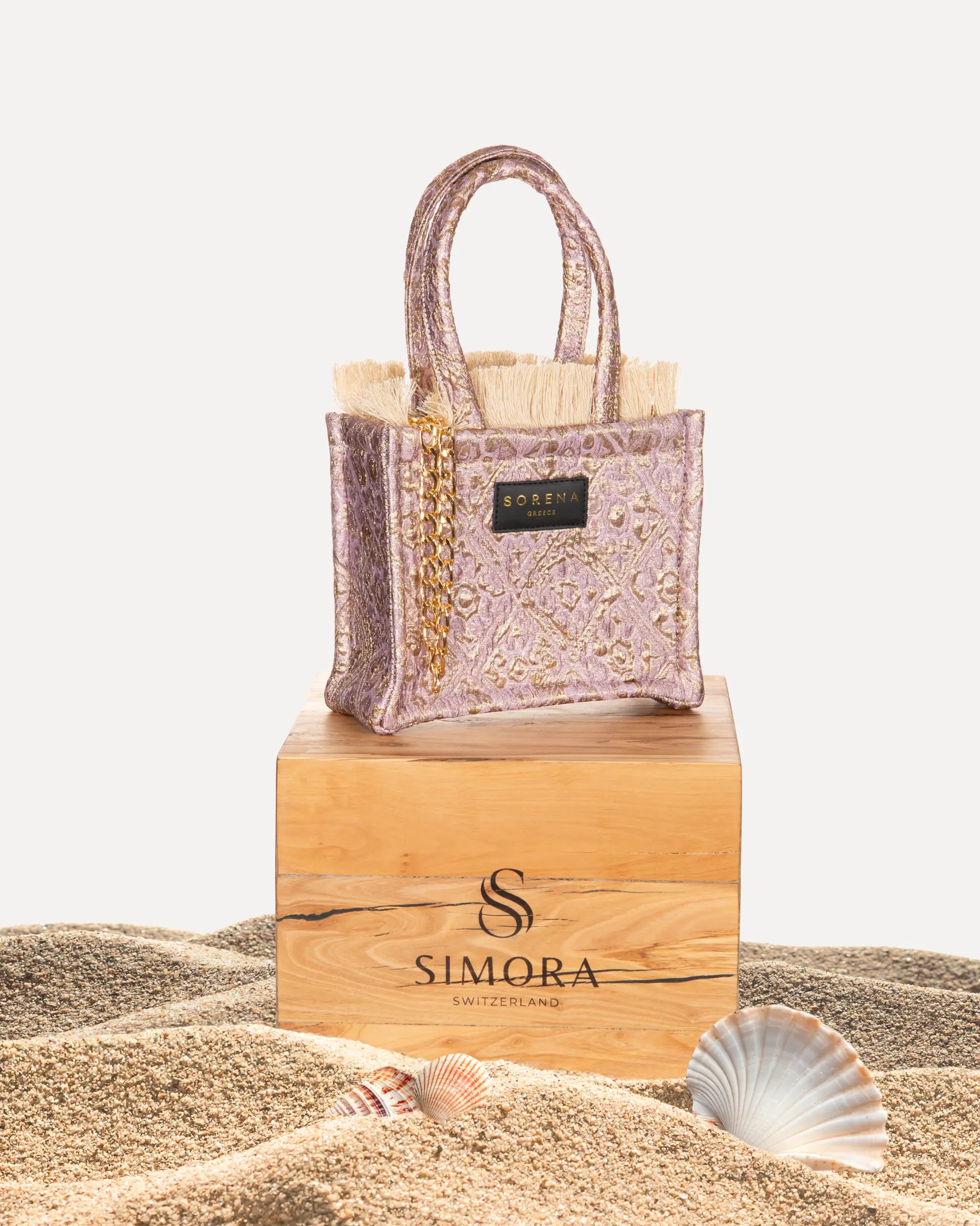 Sorena Greece Anemi Mini Tote Bag auf SIMORA Olivenholzsockel Frontansicht, Samtvelour Rosegold kleine tote Bag handgefertigt Griechenland