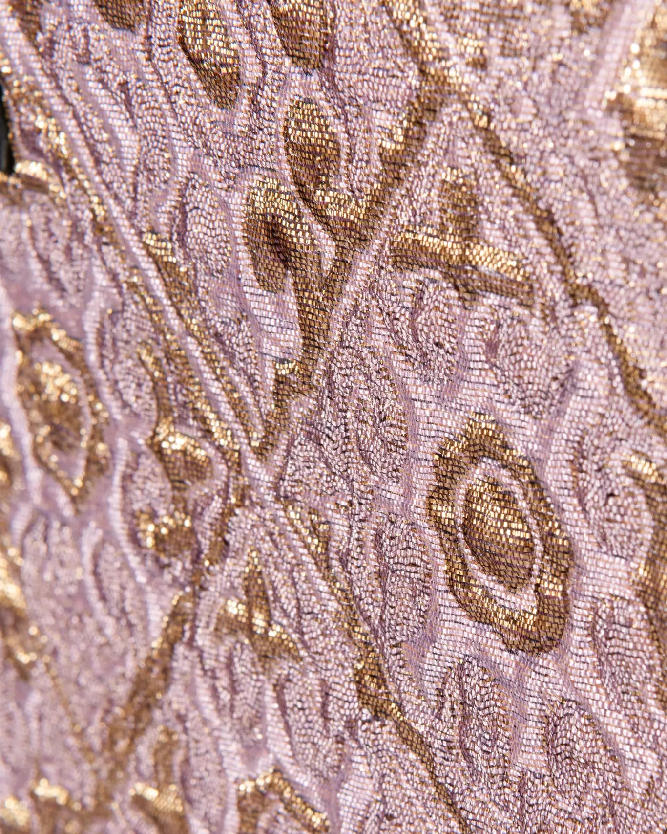 Nahaufnahme Anemi Medium Tote Sorena Greece, Samtvelour Rosegold Oberflächenglanz Detailansicht handgefertigtes Gewebe Tiefenwirkung.