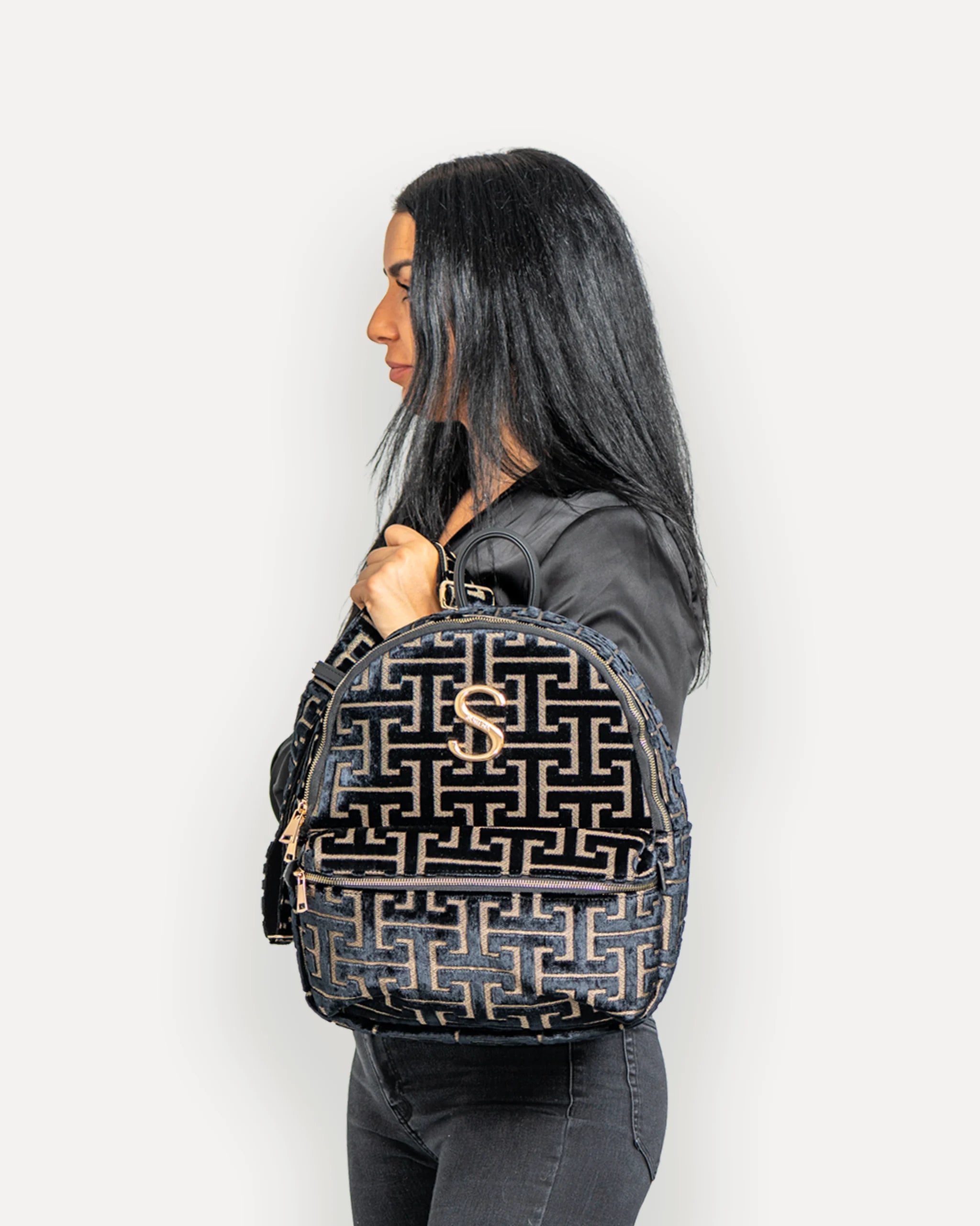 Model trägt den SORENA Rucksack mit gold-schwarzem Design – veganer rucksack für Damen, handgemacht mit mediterranem Flair. Ideal für Alltag, City und Business.