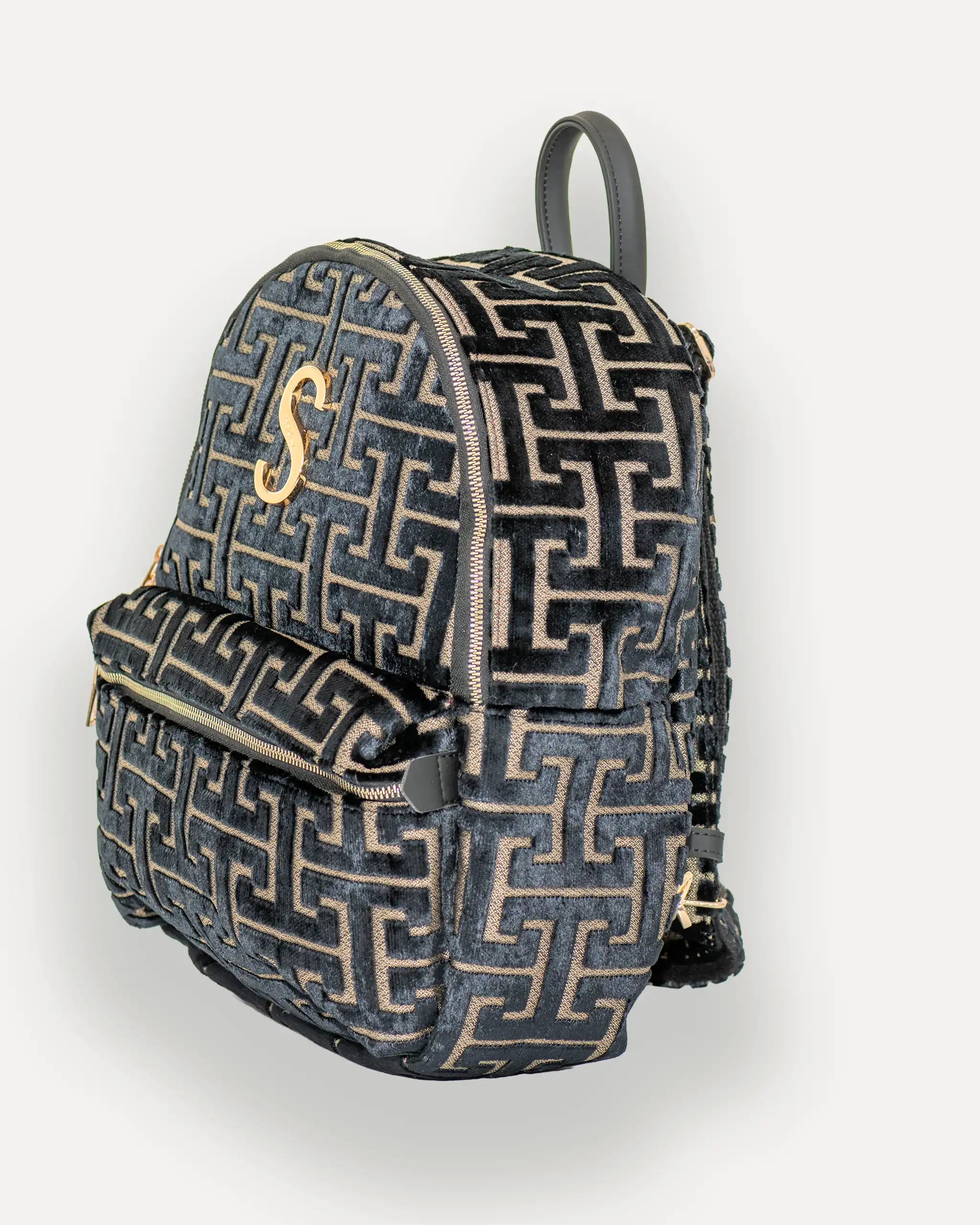 Linke Seitenansicht des SORENA Designer Rucksacks – geometrisches Muster, vegane Materialien, Swiss Trust. Tagesrucksack für Damen mit Charakter und Funktion.