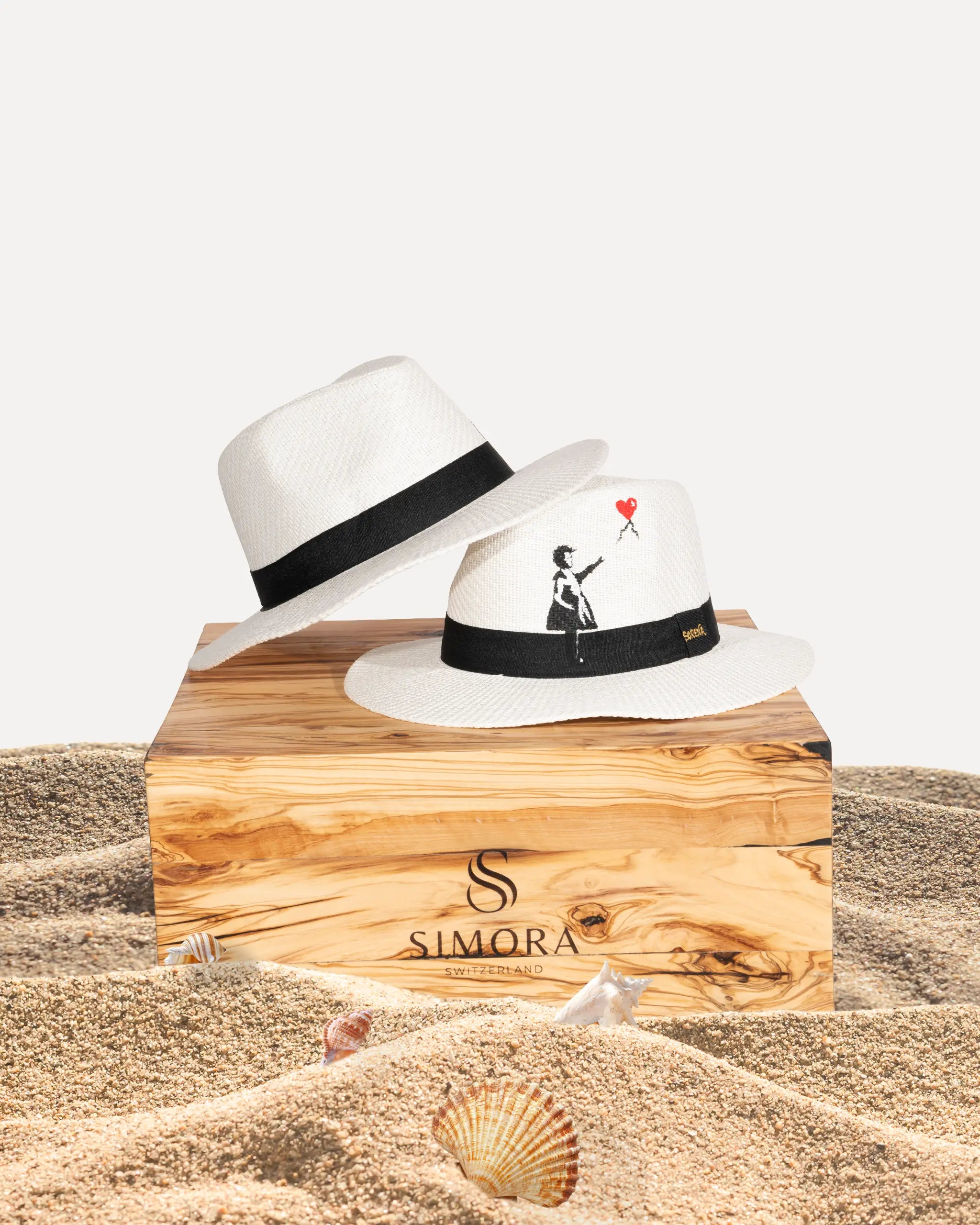 Sorena Greece Hut Hgirl auf SIMORA Olivenholzsockel Frontansicht, verspielter Sommerhut handgefertigt Griechenland Cycladitissa