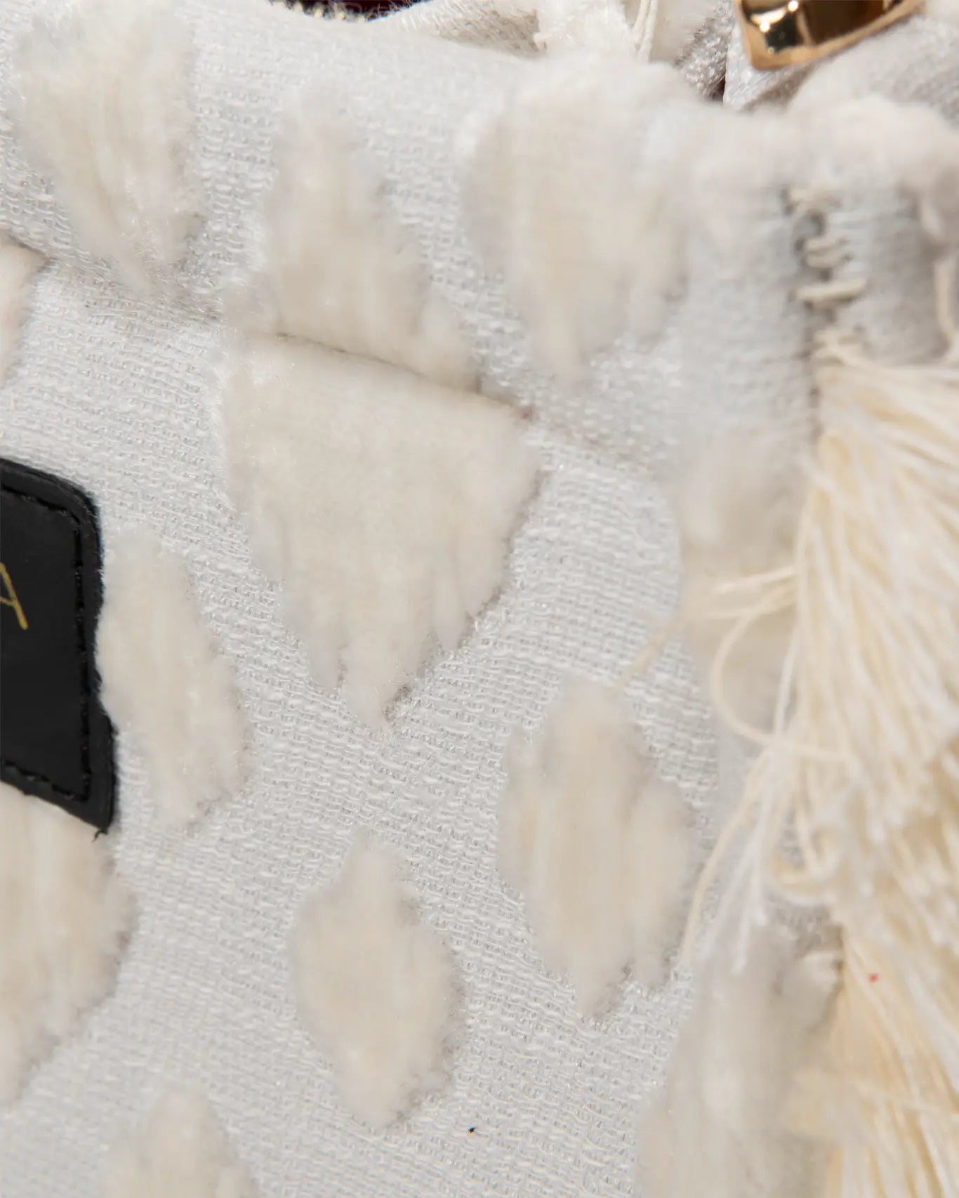 Nahaufnahme Bohina Milos Small Sorena Greece, Bouclé Creme Textur Tufted Punkte Detailansicht Bohina handgefertigtes Muster