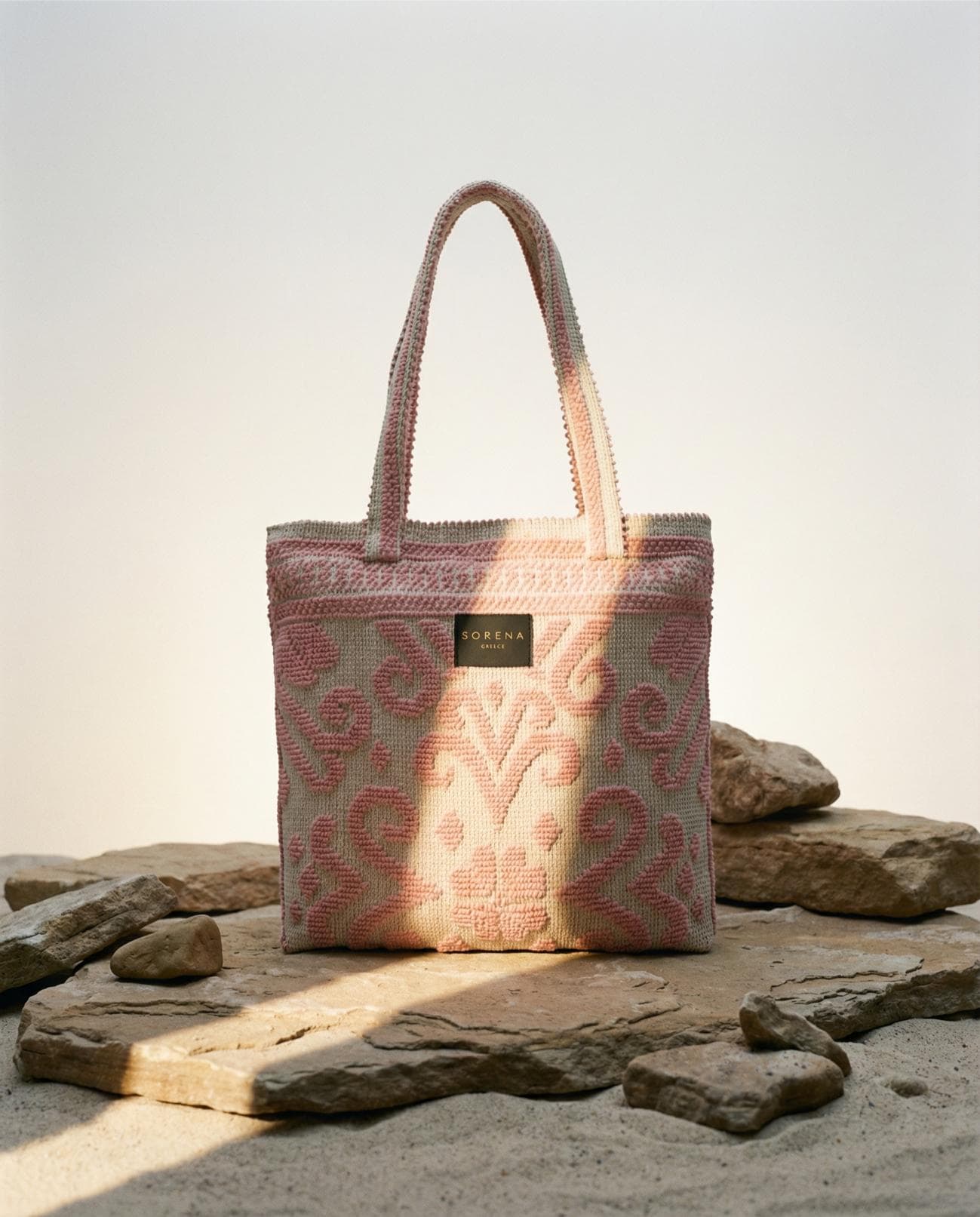 Sorena Greece Calliope Boho Bag auf einem Stein, handgefertigte Boho Tasche normale Größe, Cycladitissa Kollektion Sorena griechisches Handwerk Sommer