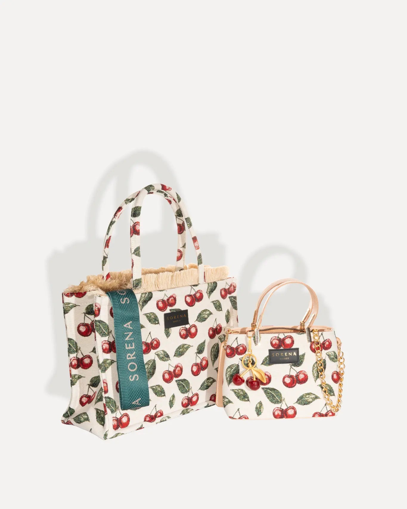 Duett mit Cherry Medium Tote Bag und Galleria Bag von Sorena Greece, stabiler Jacquard Boden Kirschrot Unterseite handgefertigter Shopper.