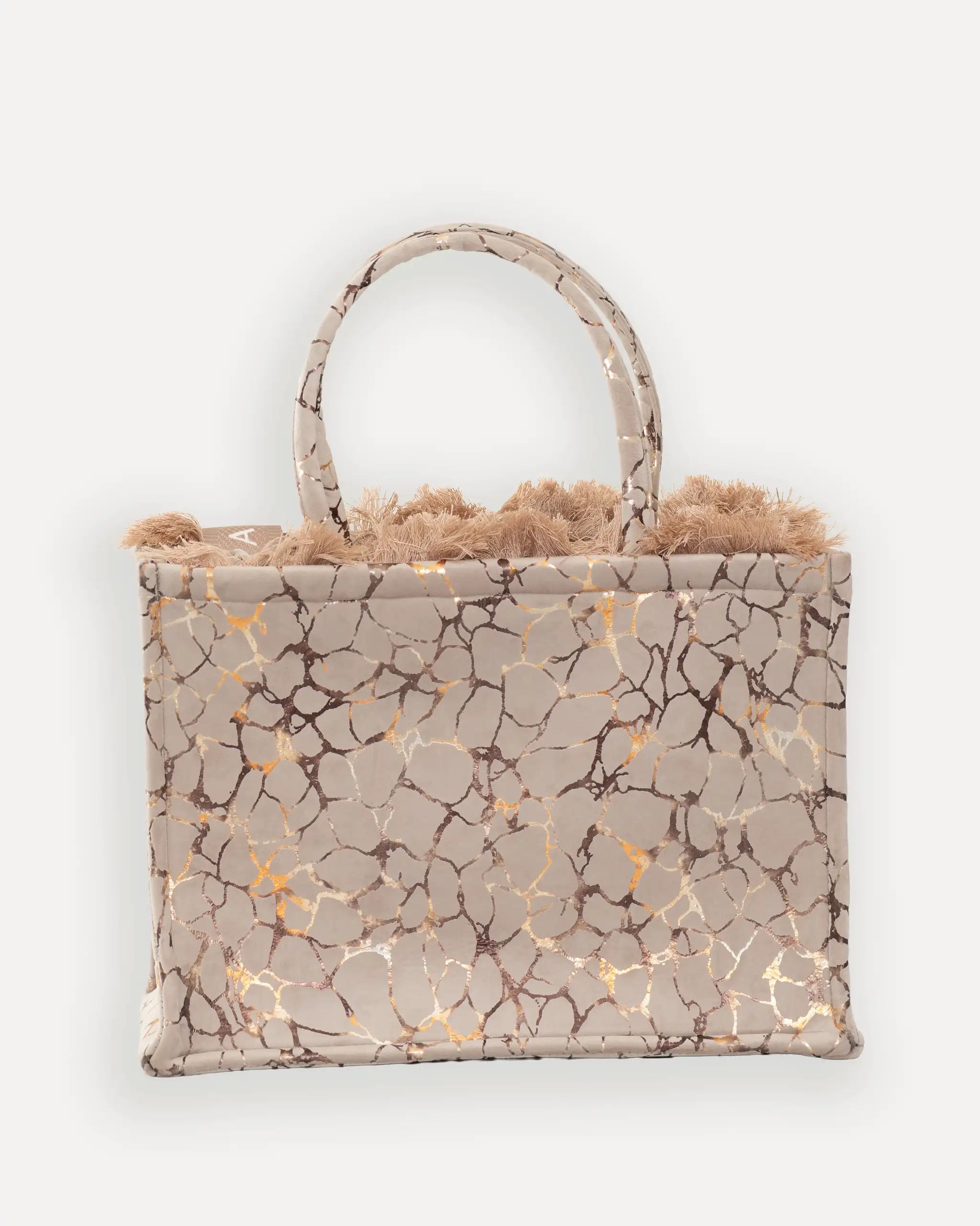 Rückansicht der Sorena Greece Large Tote Bag – grosse shopper tasche mit marmoriertem Muster in Beige und Gold, strukturierte Oberfläche mit Fransen, bags schweiz mit mediterranem Flair.