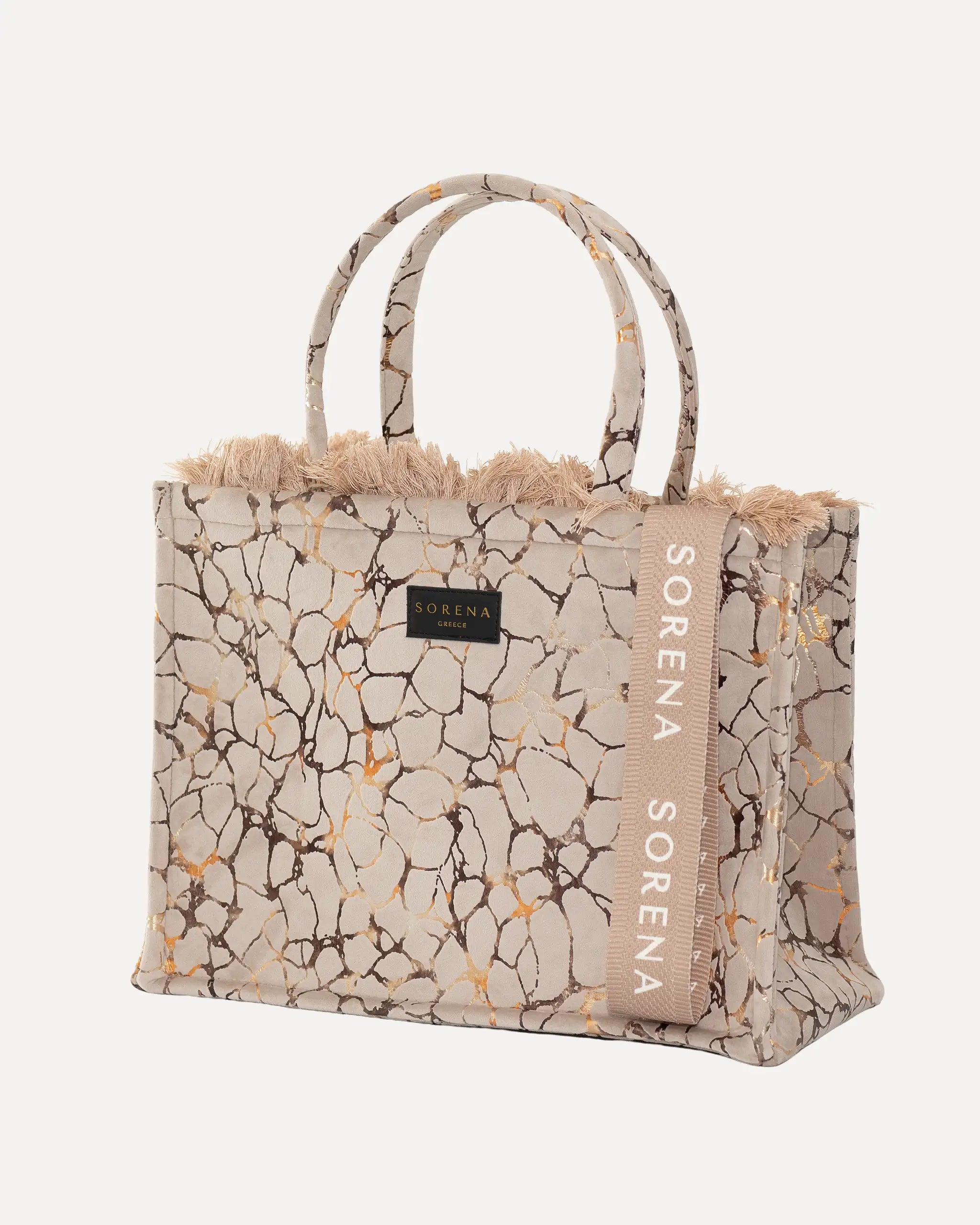 Sorena Greece Large Tote Bag linksseitig getragen – strukturierte shopper tasche mit Fransen und beigem „SORENA“-Band, ideale tasche für dinner und city looks, bags schweiz mit Designfokus.
