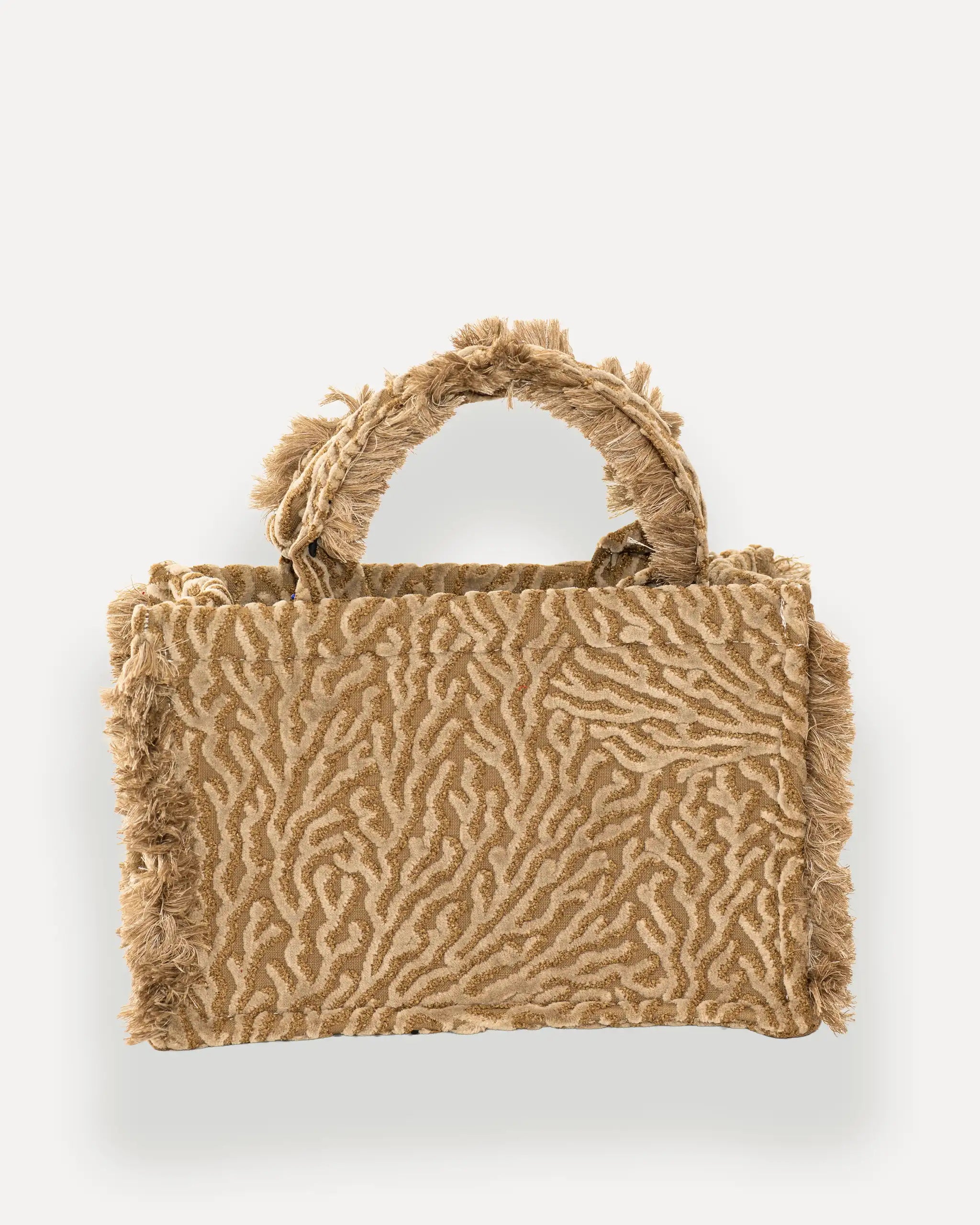 Rückansicht einer grossen SORENA tote bag mit Fransen und geometrischem Muster – vegane shopper tasche für Damen, handgemacht in Griechenland, jetzt bei SIMORA Schweiz erhältlich.