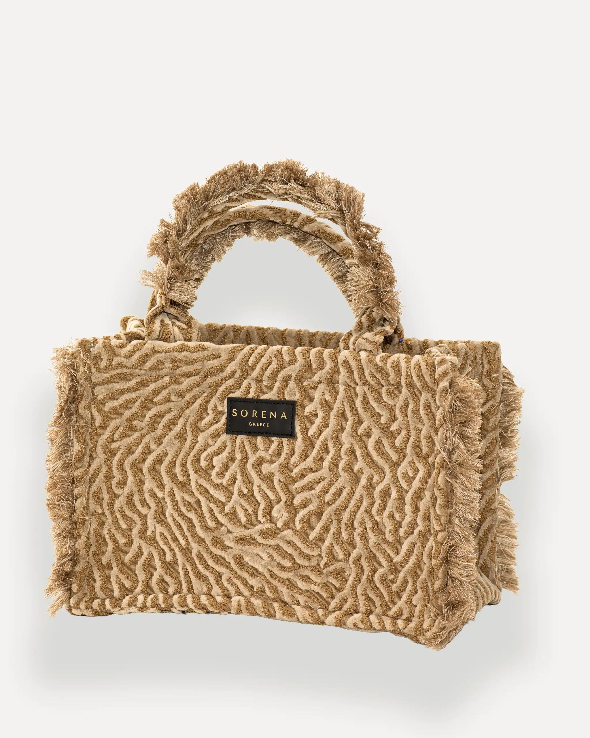 : Linke Seitenansicht der grossen SORENA shopper bag – vegane tasche mit Struktur, handgefertigt in Europa, exklusiv bei SIMORA. Perfekt für stilbewusste Frauen in der Schweiz.