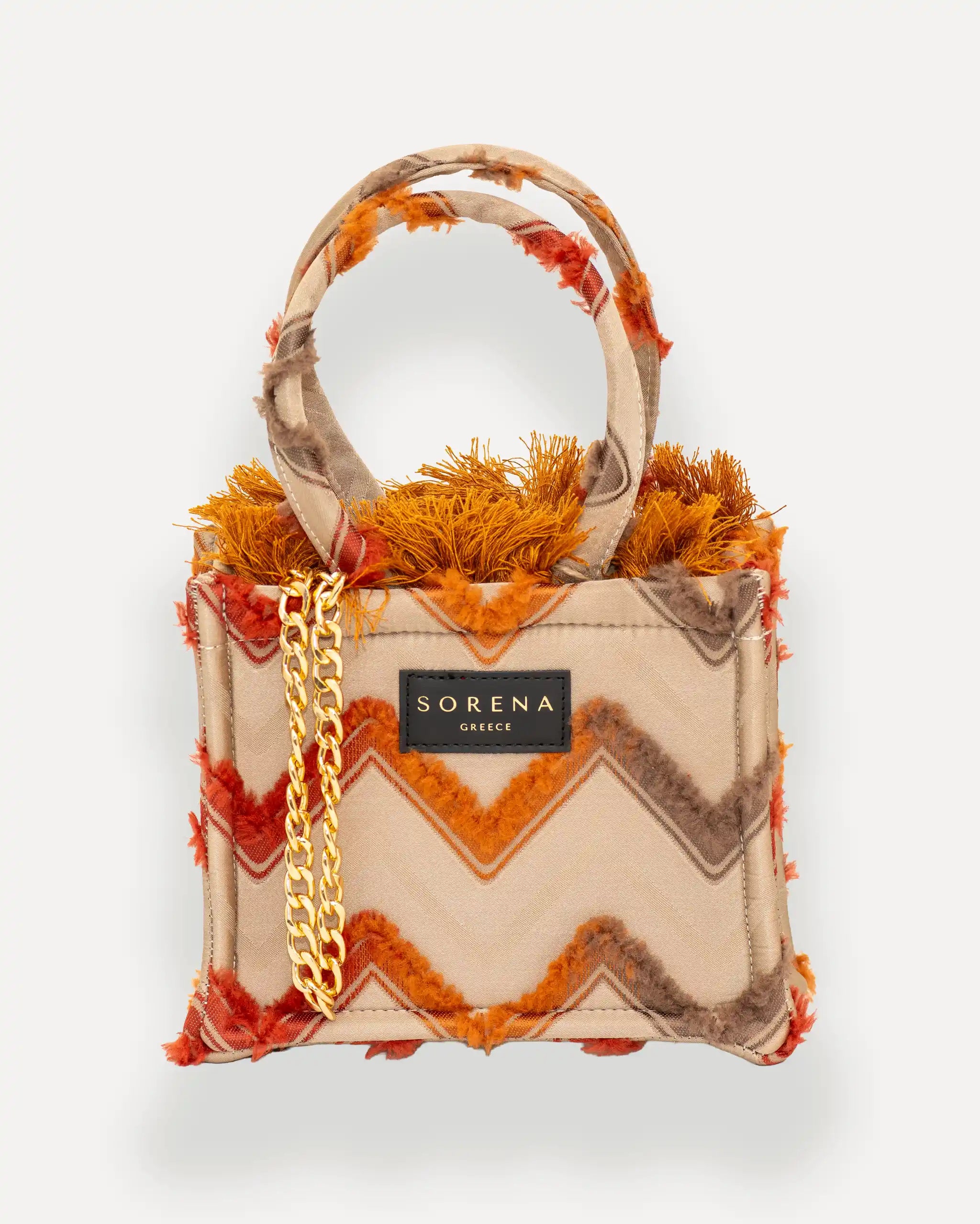 Frontansicht der Sorena Greece Mini Tote Bag – geometrisches Muster, Fransen, goldene Details und Label sichtbar, ideale mini tasche mit goldener umhängekette kaufen.