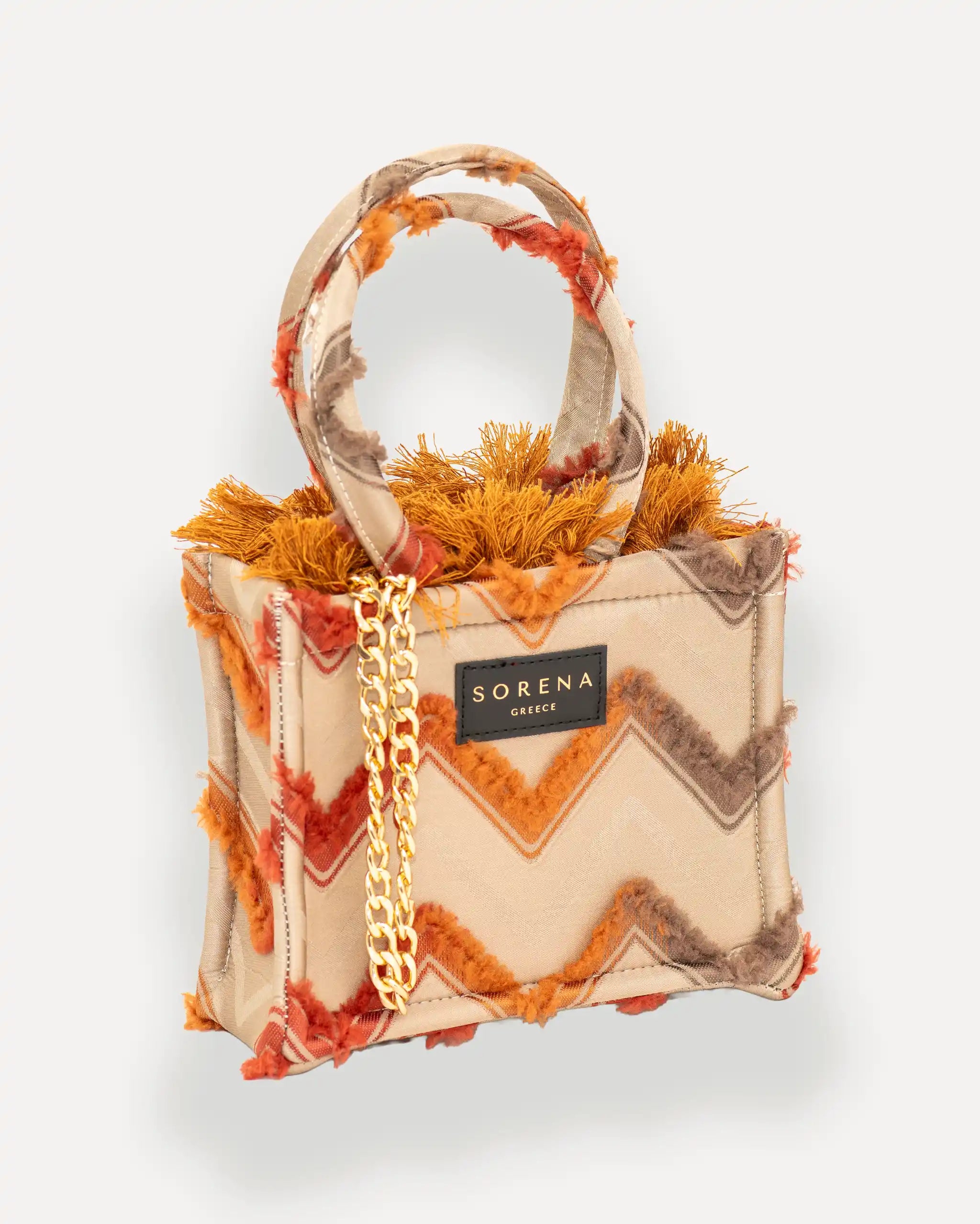 Female Model mit Sorena Greece Mini Bag rechtsseitig getragen – elegante umhängetasche damen, kompakte crossbody tasche mit Statement-Design, bags schweiz mit mediterranem Flair.