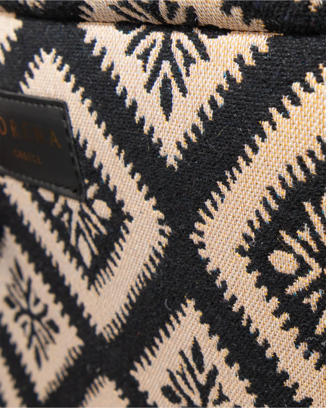 Nahaufnahme Jacquard Gewebe Cycladitissa Sorena Greece, geometrisches Stern und Diamantmuster in Schwarz Beige, handgewebte Textur Detailansicht.