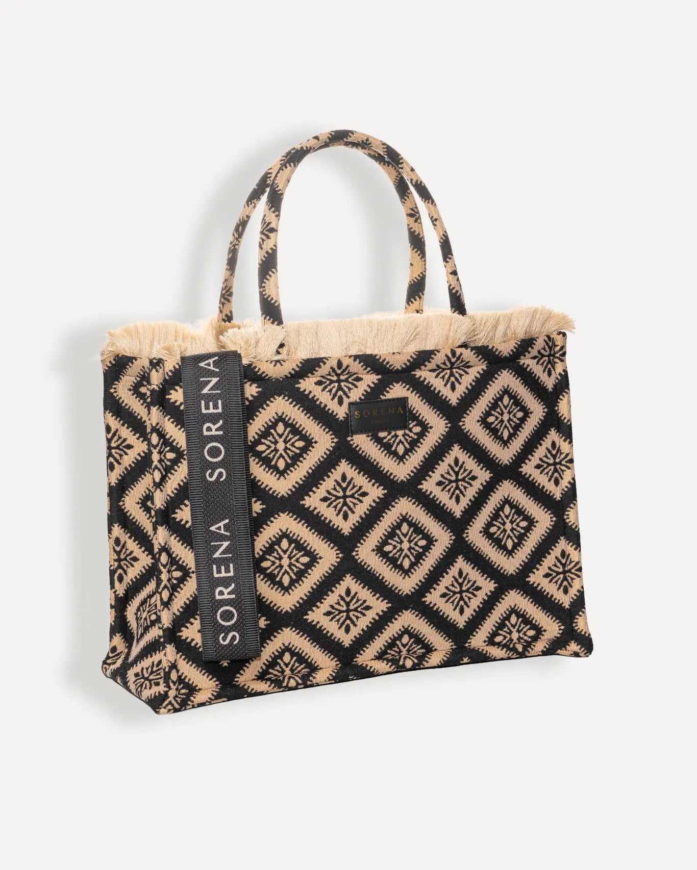 Rechte Seite der handgefertigten Jacquard Shopper Tasche Cycladitissa von Sorena Greece, strukturiertes Gewebe in mattem Schwarz mit geometrischem Cycladen Motiv.