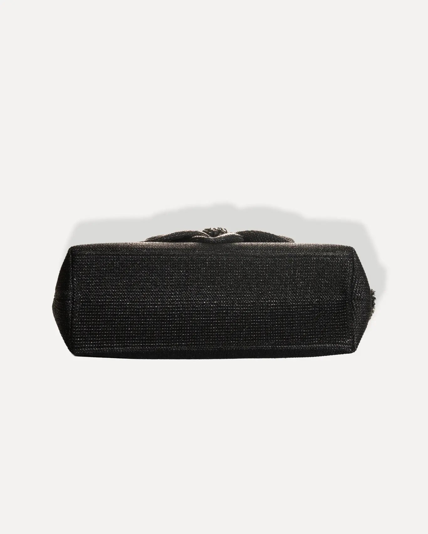 Bodenansicht Falbala Beach Bag Black Sorena Greece, breiter stabiler Boden schwarze Strandtasche Unterseite