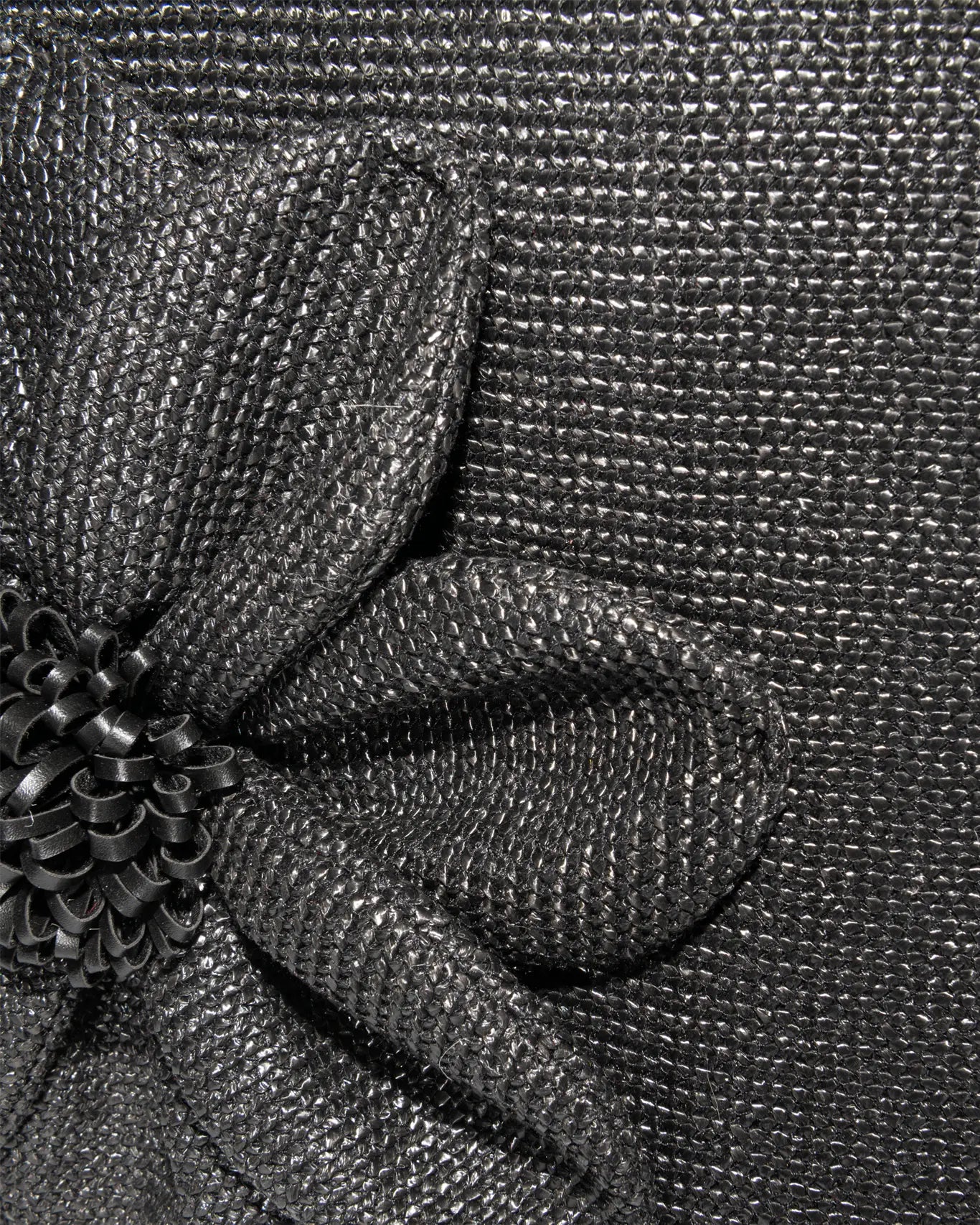 Nahaufnahme Falbala Beach Bag Black Sorena Greece, Statement Blumendekor Detailansicht schwarzes Gewebe handgefertigte Applikation