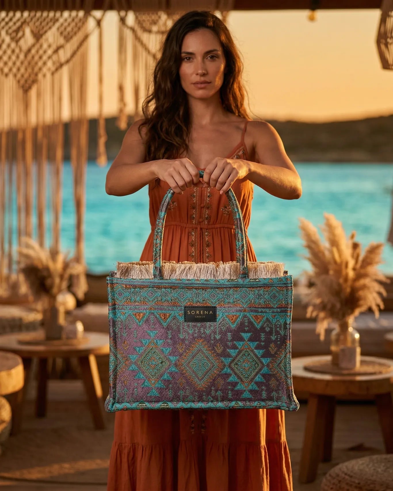 Sorena Greece Fegarada Medium Tote Bag mit Model an einem Sommerabend, Frontansicht mittlerer Shopper Mondlicht Atmosphäre handgefertigt Griechenland.