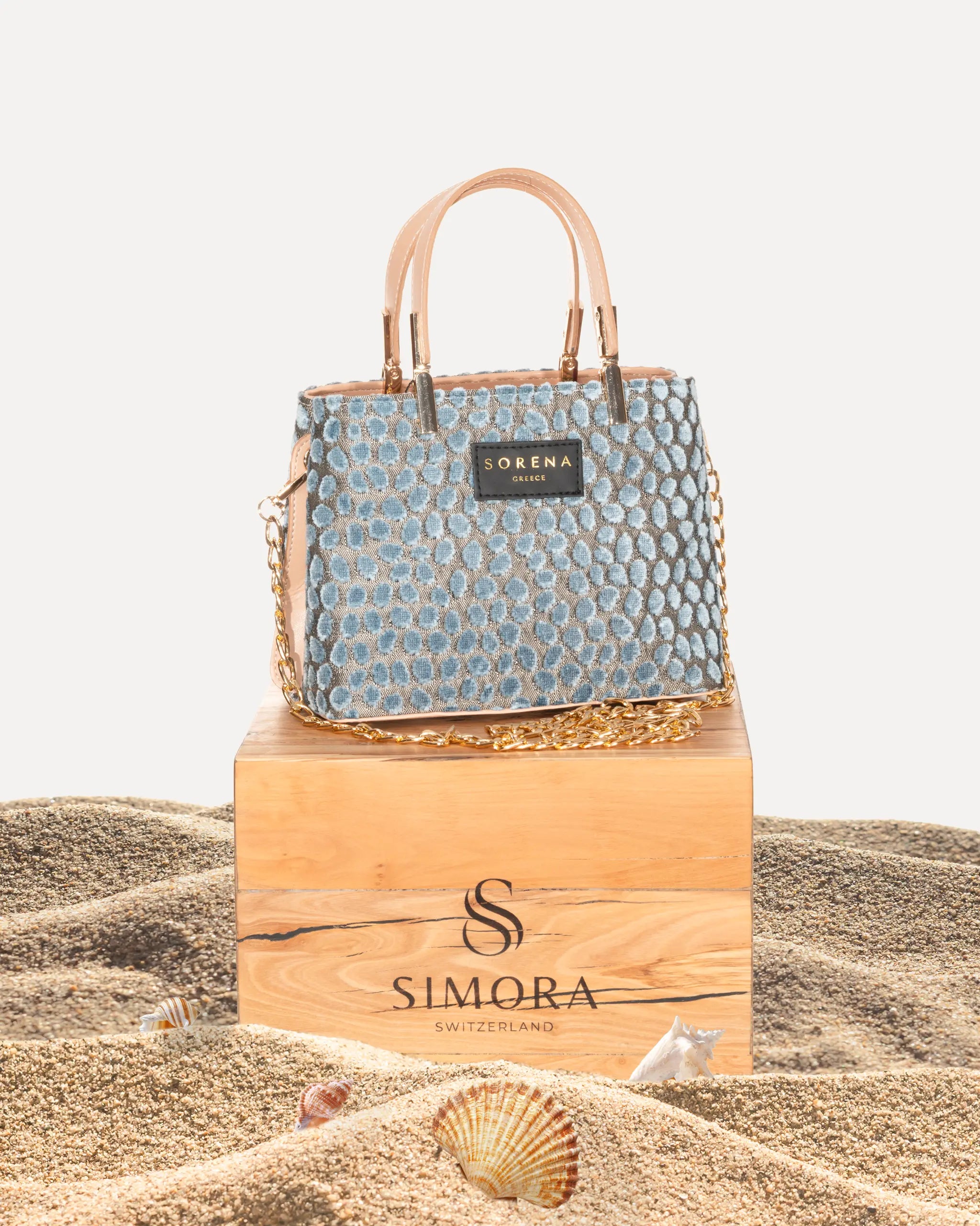 Sorena Greece Galleria Bag Cyclades Edition auf SIMORA Olivenholzsockel Frontansicht, Blaugrau Polka Dot Galleria Tasche handgefertigt Griechenland