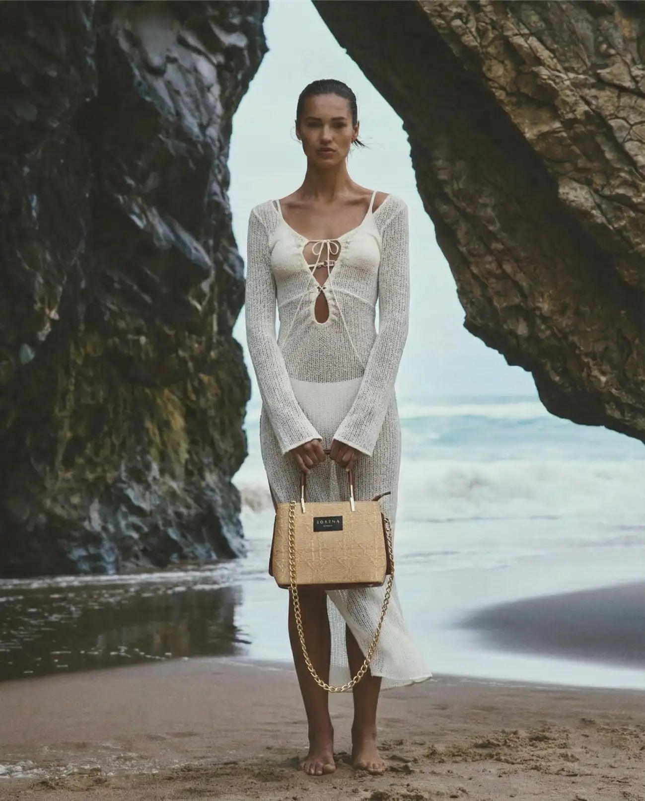Sorena Greece Galleria Bag Irida Edition mit Model am Meer, naturfarbenes Stroh mit goldfarbener Kette, Abend und Freizeittasche handgefertigt Griechenland