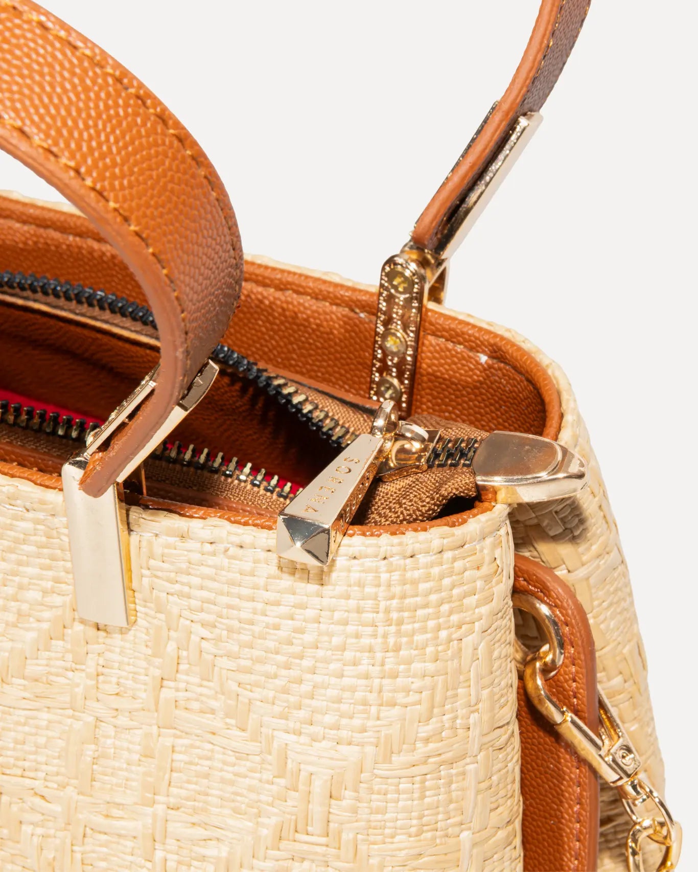 Nahaufnahme Galleria Bag Irida Edition Sorena Greece, Strohgeflecht goldfarbene Details Detailansicht handgefertigtes Irida Design