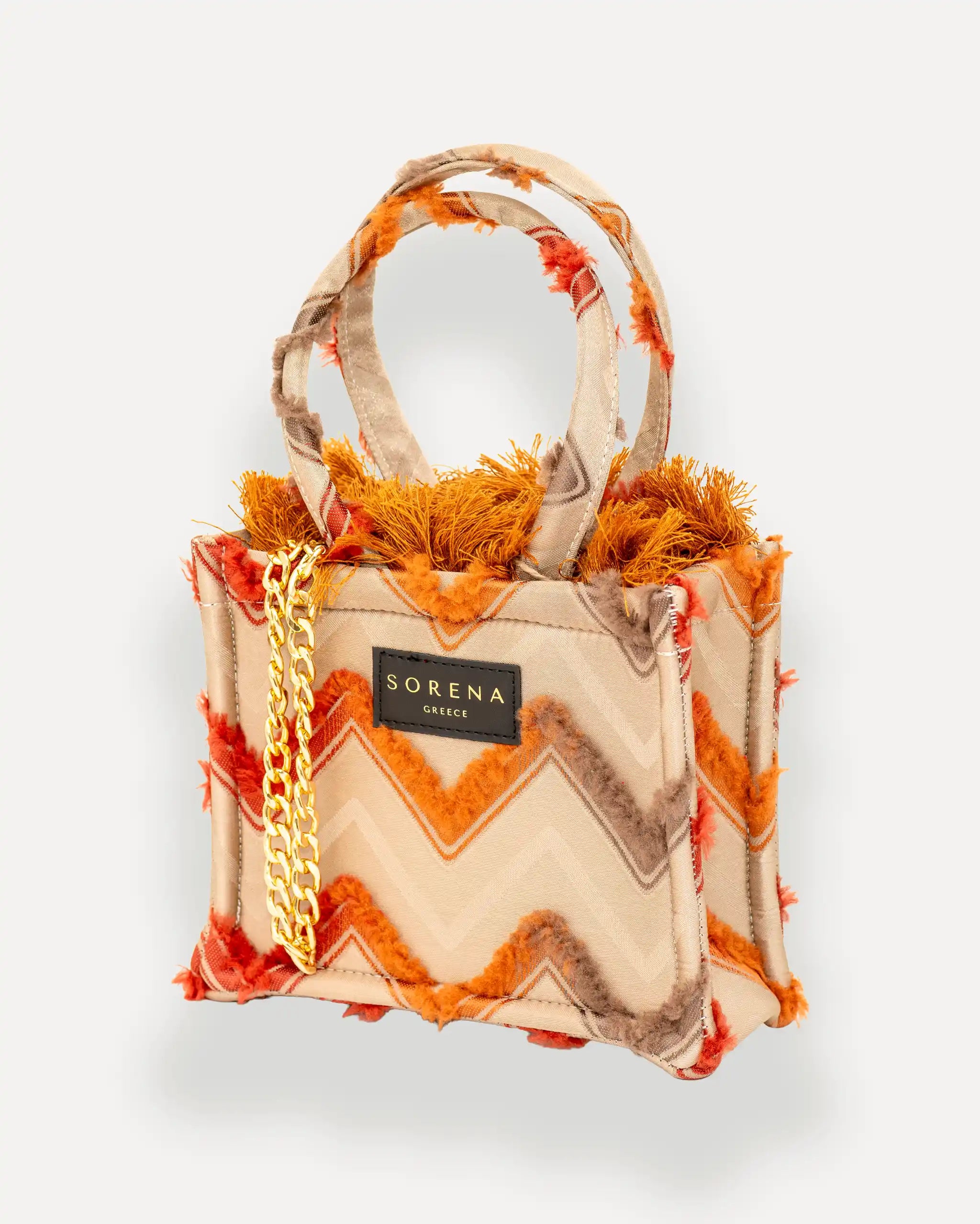 Sorena Greece Mini Tote Bag linksseitig getragen – kleine handtasche mit goldener Kette, ideal als mini bag für Damen, limitierte designer bags schweiz für City-Looks.