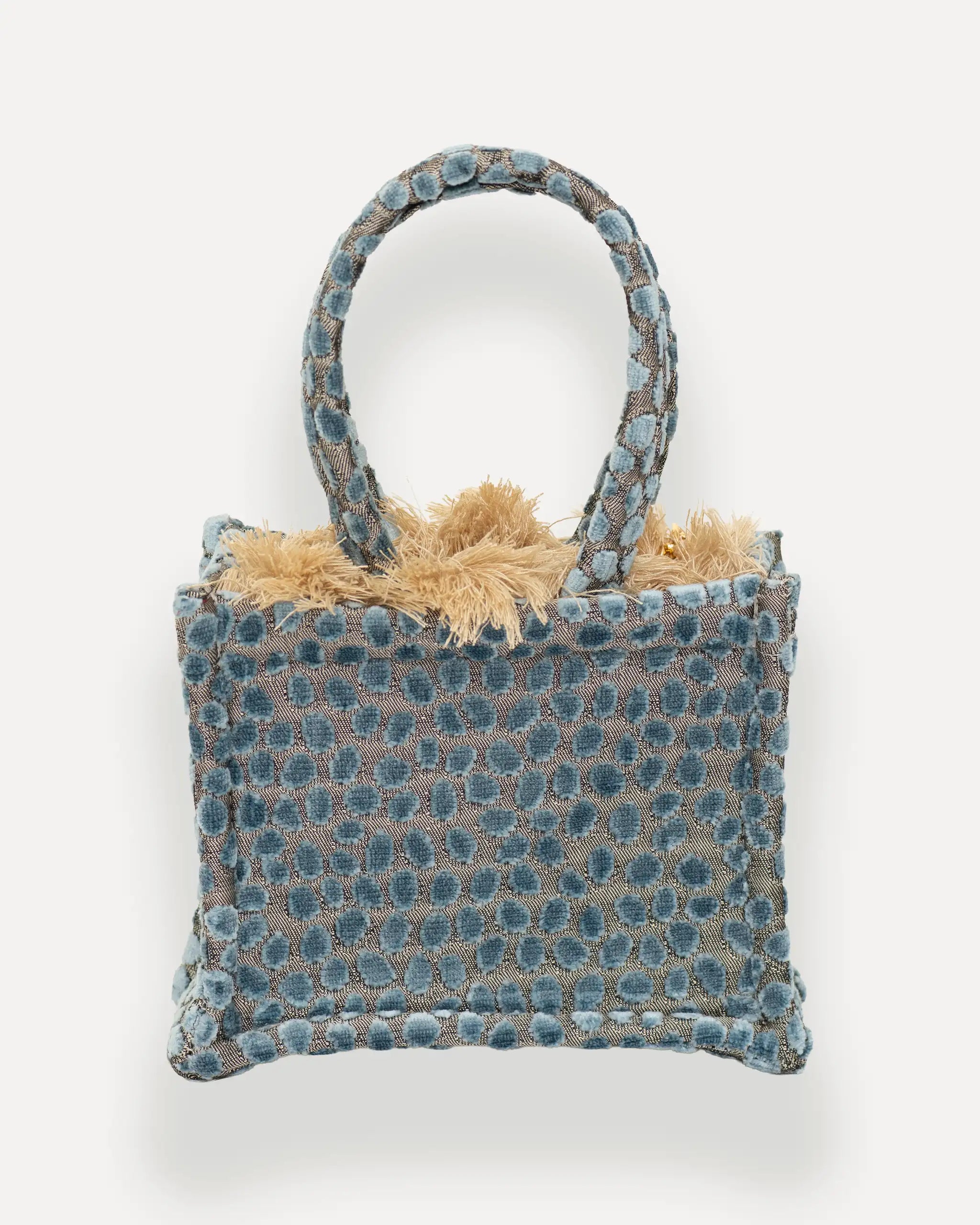 Rückansicht der Sorena Greece Mini Tote Bag – handgemachte kleine Umhängetasche für Damen mit geometrischem Muster und goldener Kette, ideal als crossbody bag für stilvolle Looks in der Schweiz.