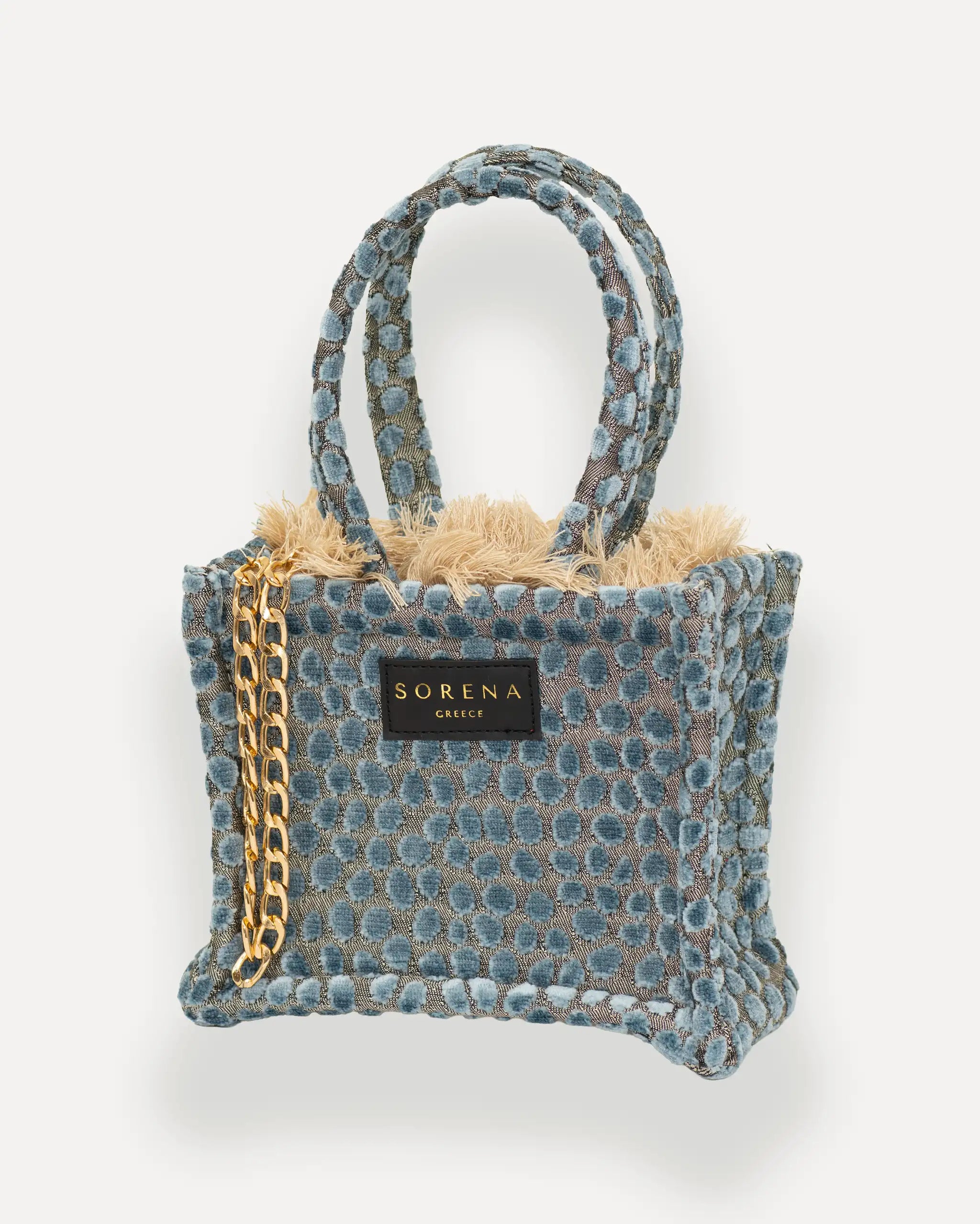 Sorena Greece Mini Tote Bag linksseitig getragen – kleine handtasche mit goldener Kette, ideal als mini bag für Damen, limitierte designer bags schweiz mit mediterranem Flair.