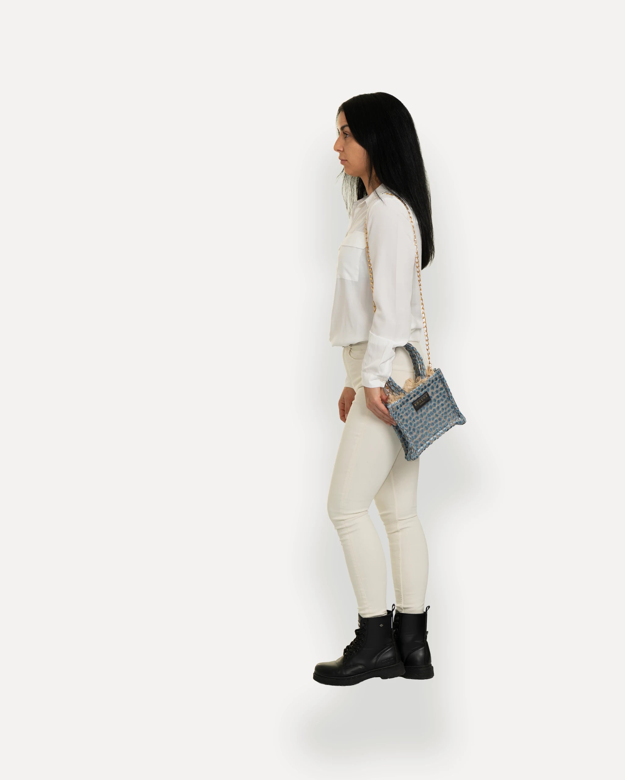 Sorena Greece Mini Tote Bag linksseitig getragen – kleine handtasche mit goldener Kette, ideal als mini bag für Damen, limitierte designer bags schweiz mit mediterranem Flair.