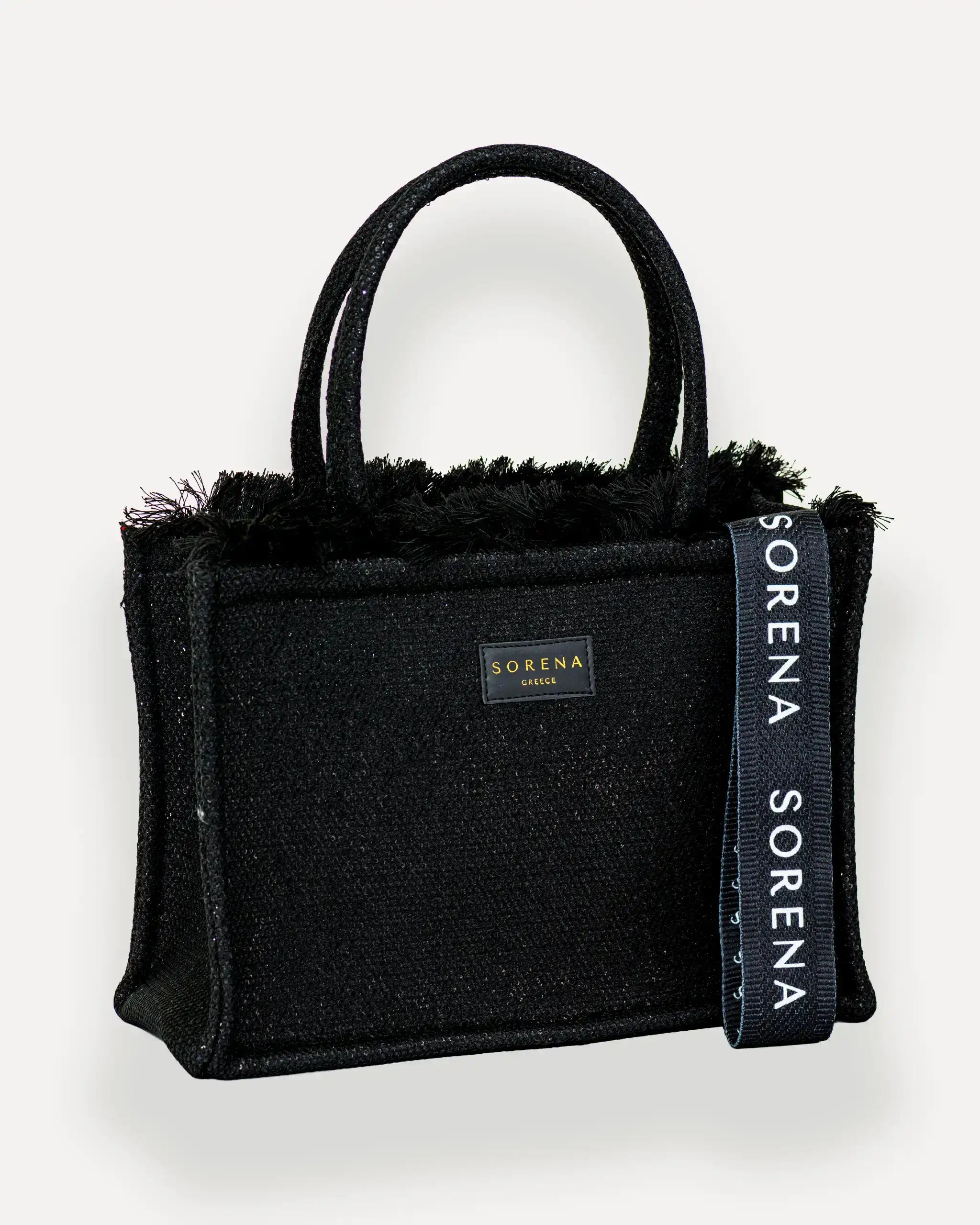 Female Model mit Sorena Greece Tote Bag rechtsseitig getragen – elegante shopper tasche mit Glanzoptik und Branding, perfekte handtasche schwarz für stilbewusste Frauen, limitierte designer bags schweiz.