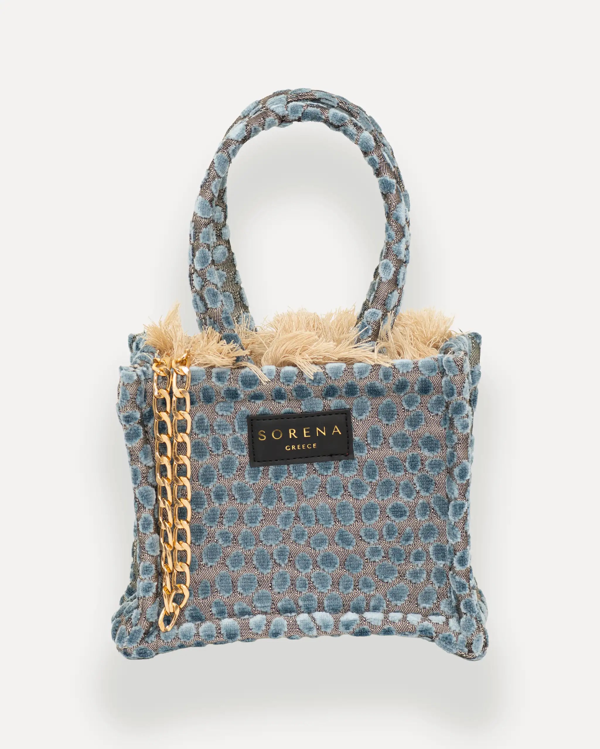 Frontansicht der Sorena Greece Mini Tote Bag – geometrisches Muster, schwarze Fransen, goldene Details und Label sichtbar, ideale mini tasche mit goldener umhängekette kaufen.