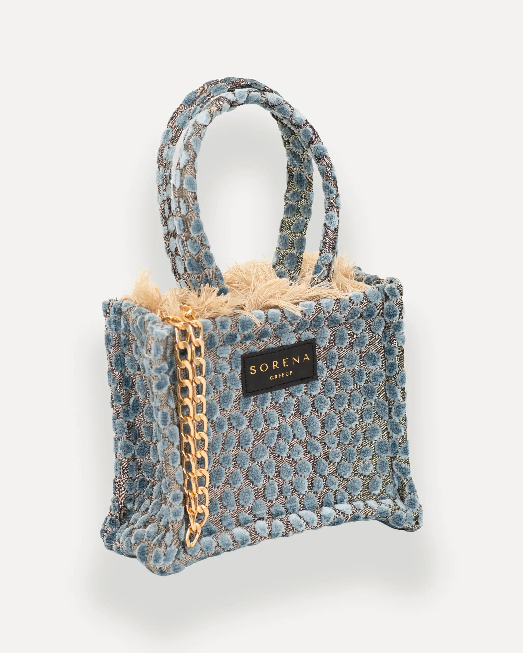 Female Model mit Sorena Greece Mini Bag rechtsseitig getragen – elegante umhängetasche damen, kompakte crossbody tasche mit Statement-Design, perfekt für City-Looks und bags schweiz.