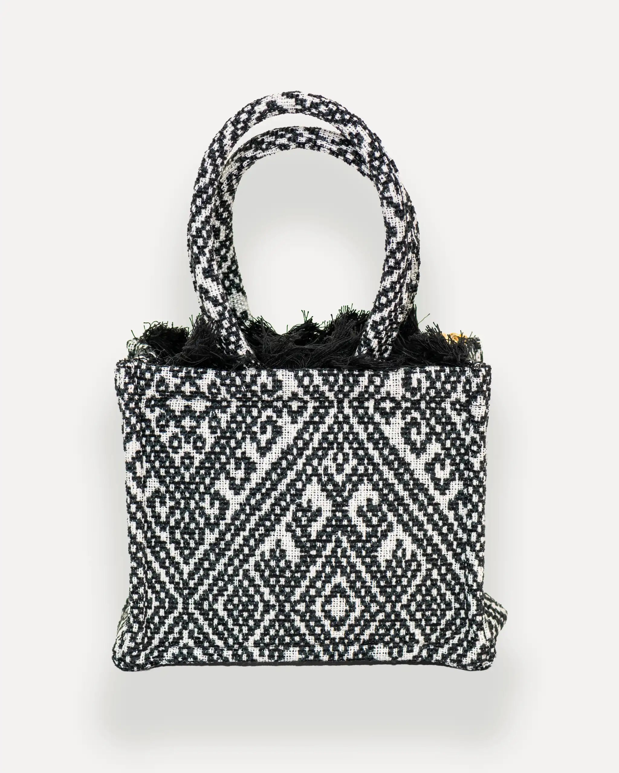 Rückansicht der Sorena Greece Mini Tote Bag – handgemachte kleine Umhängetasche für Damen mit geometrischem Muster und goldener Kette, ideal als crossbody bag für stilvolle Looks in der Schweiz.