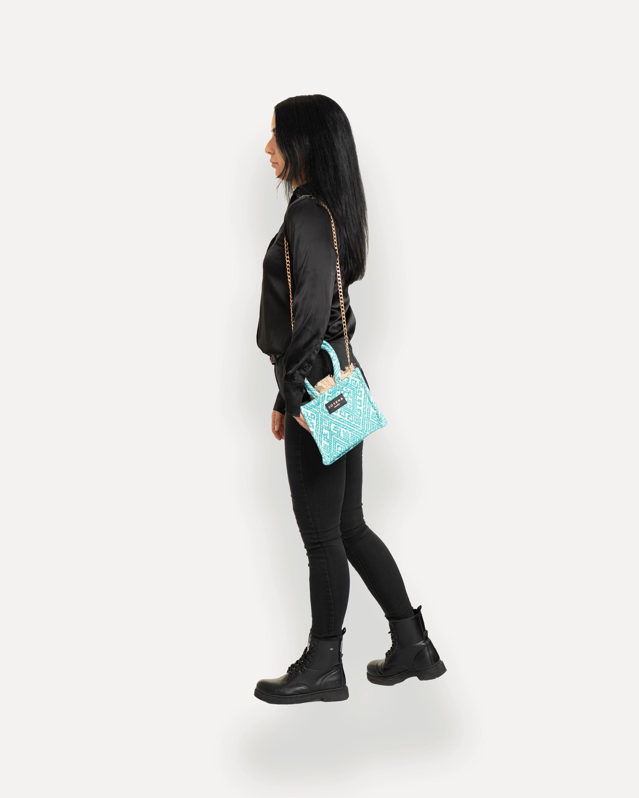 Sorena Greece Mini Tote Bag linksseitig getragen – kleine handtasche mit goldener Kette, ideal als mini bag für City-Looks, bags schweiz mit Statement-Charakter.