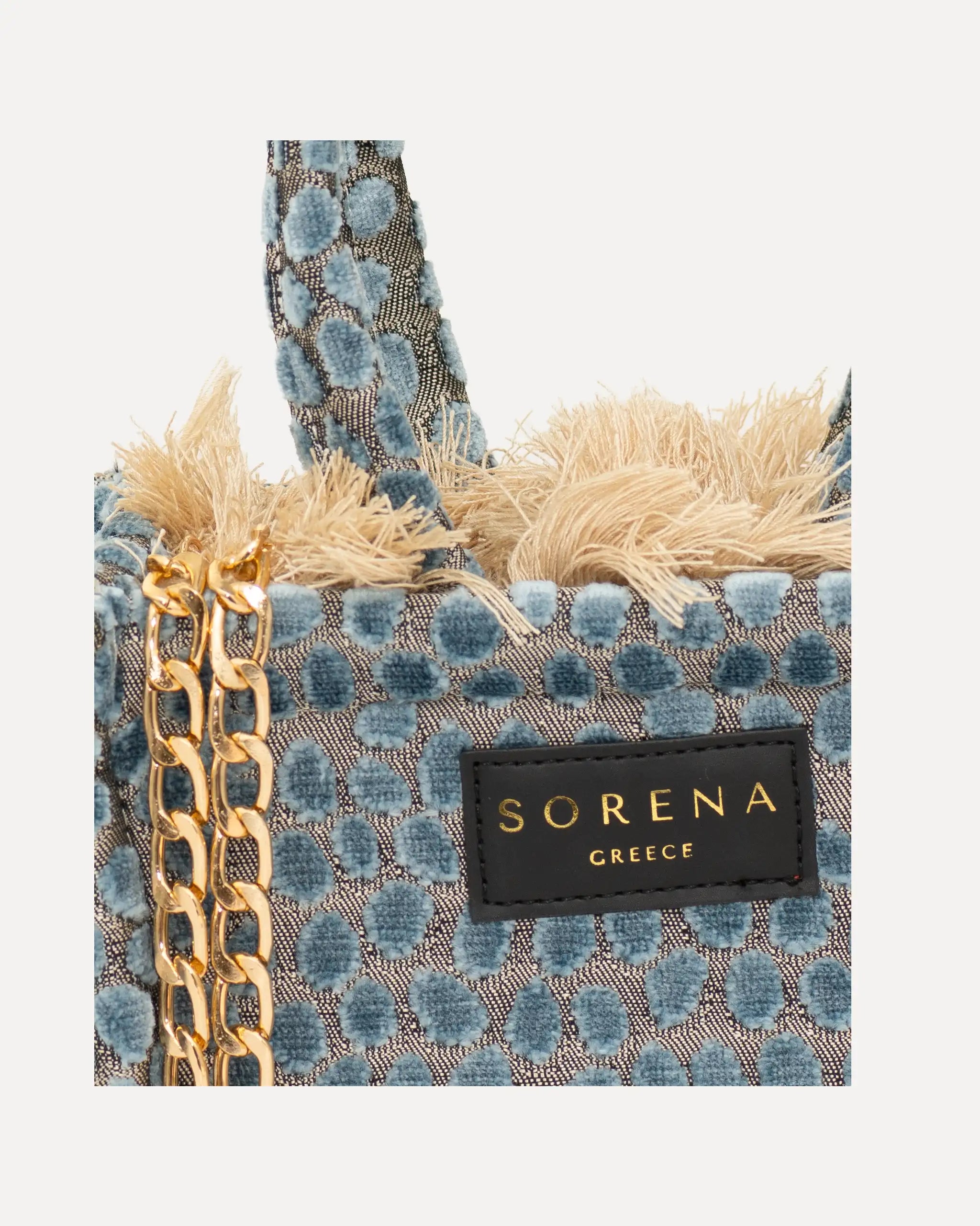 Detailansicht der Sorena Greece Mini Bag – hochwertige Verarbeitung, goldene Kette, Label „SORENA GREECE“, perfekte kleine handtasche für stilbewusste Frauen, mini tote bag handgemacht kaufen.