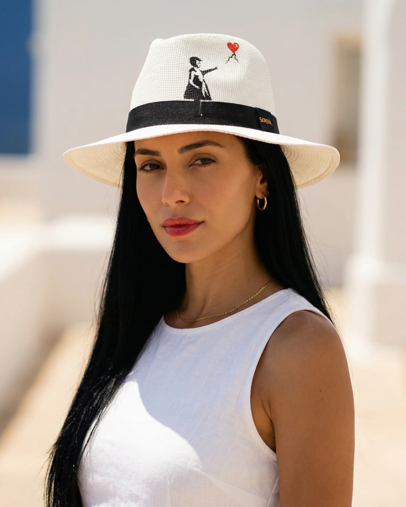 Model schuat in Kamera mit Sorena Greece Hut Hgirl verspielter Sommerhut ihandgefertigt Griechenland Cycladitissa Kollektion Sorena Design