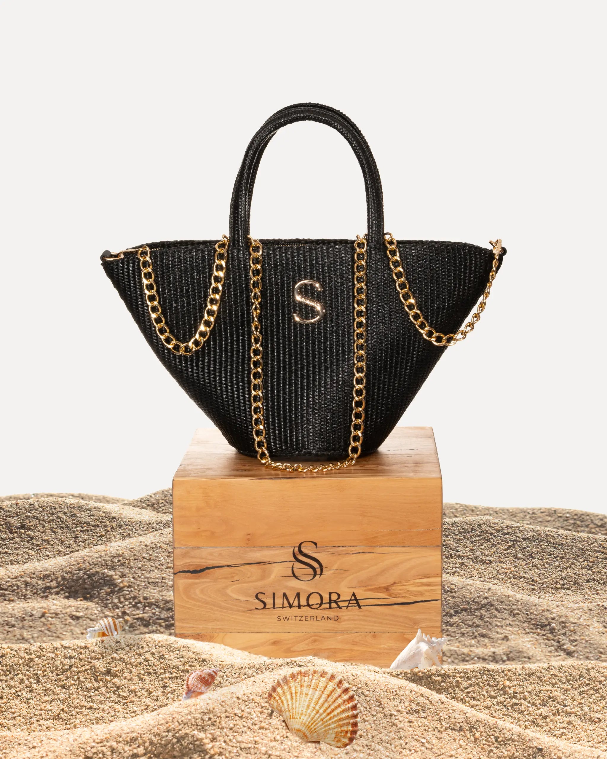 Sorena Greece Ithacas Mini Basket Bag auf SIMORA Olivenholzsockel Frontansicht, kompakter Korb Ithaka Design handgefertigt Griechenland