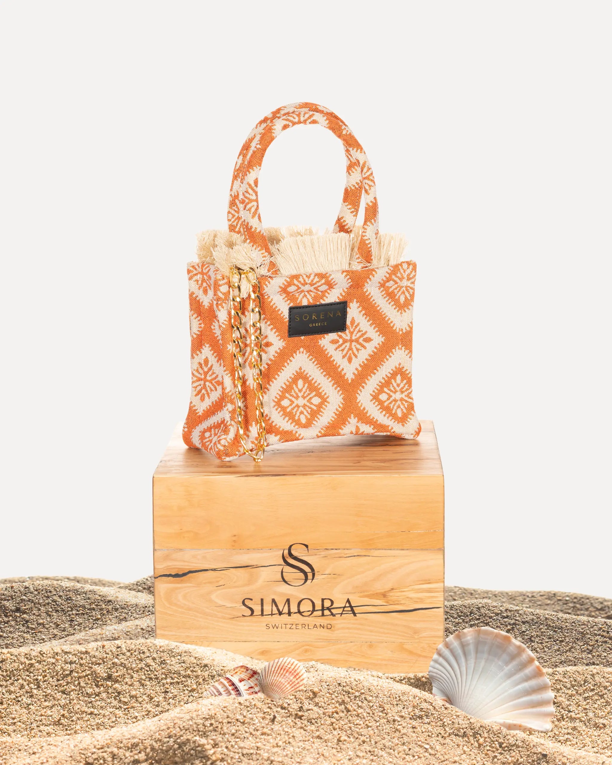 Sorena Greece Kasteli Mini Tote Bag auf handgefertigtem SIMORA Olivenholzsockel Frontansicht, Jacquard Orange Ivory kleiner Shopper Griechenland handgemacht