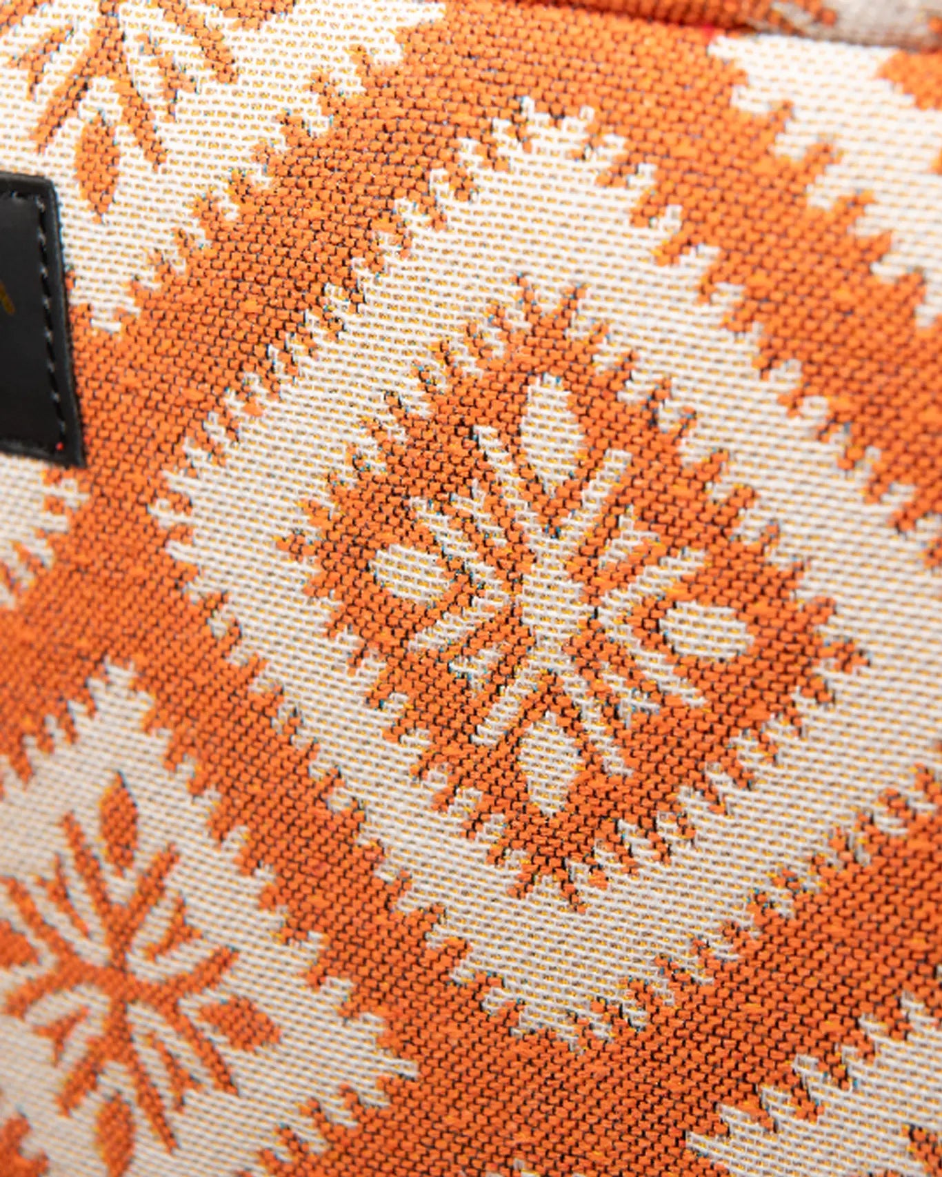 Nahaufnahme Jacquard Gewebe Kasteli Sorena Greece, Tangerine Orange Ivory Farbkontrast Webe Textur Detailansicht handgefertigtes Muster