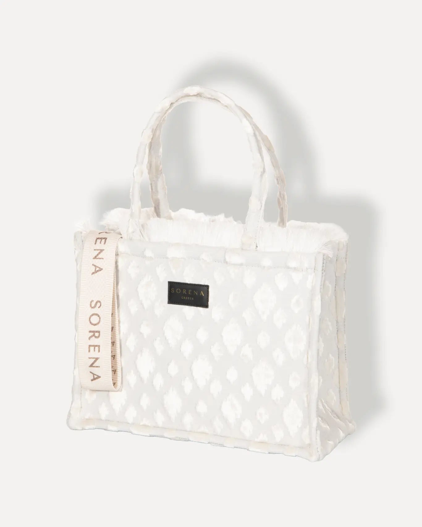 Linke Seite Milos Medium Tote Bag Sorena Greece, cremefarbener Bouclé Stoff dreidimensionale Tufted Punkte breite Griffe Shopper.