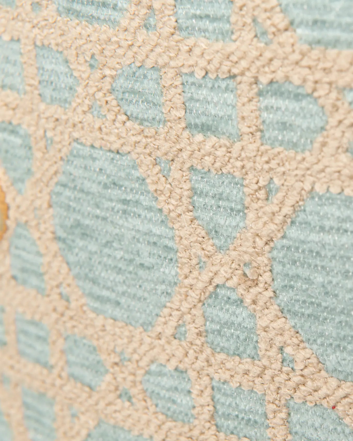 Nahaufnahme Oceanis Medium Basket Sorena Greece, Jacquard Gitterstruktur Himmelblau Sandbeige Reliefeffekt Detailansicht handgefertigtes Muster