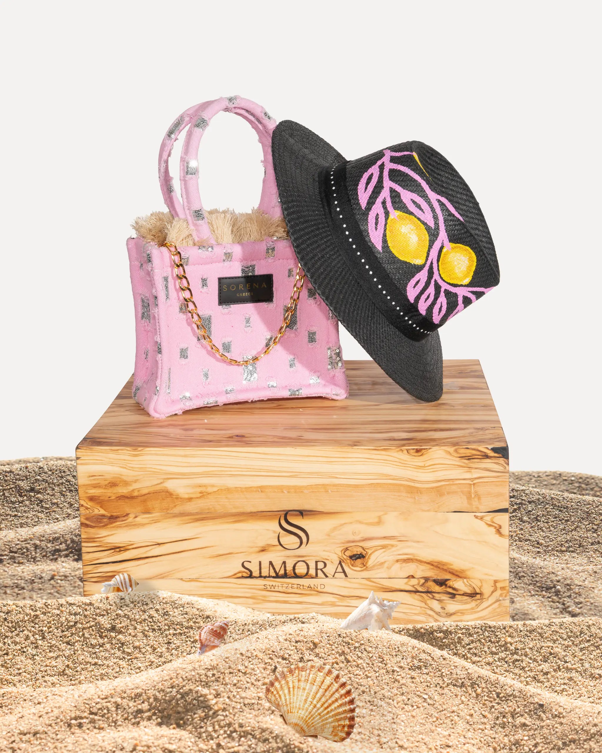 Sorena Greece Hut Hpinklemon auf SIMORA Olivenholzsockel zusammen mit der rozalia Mini Tote Bag, Frontansicht Rosa Zitronengelber Sommerhut handgefertigt Griechenland Cycladitissa