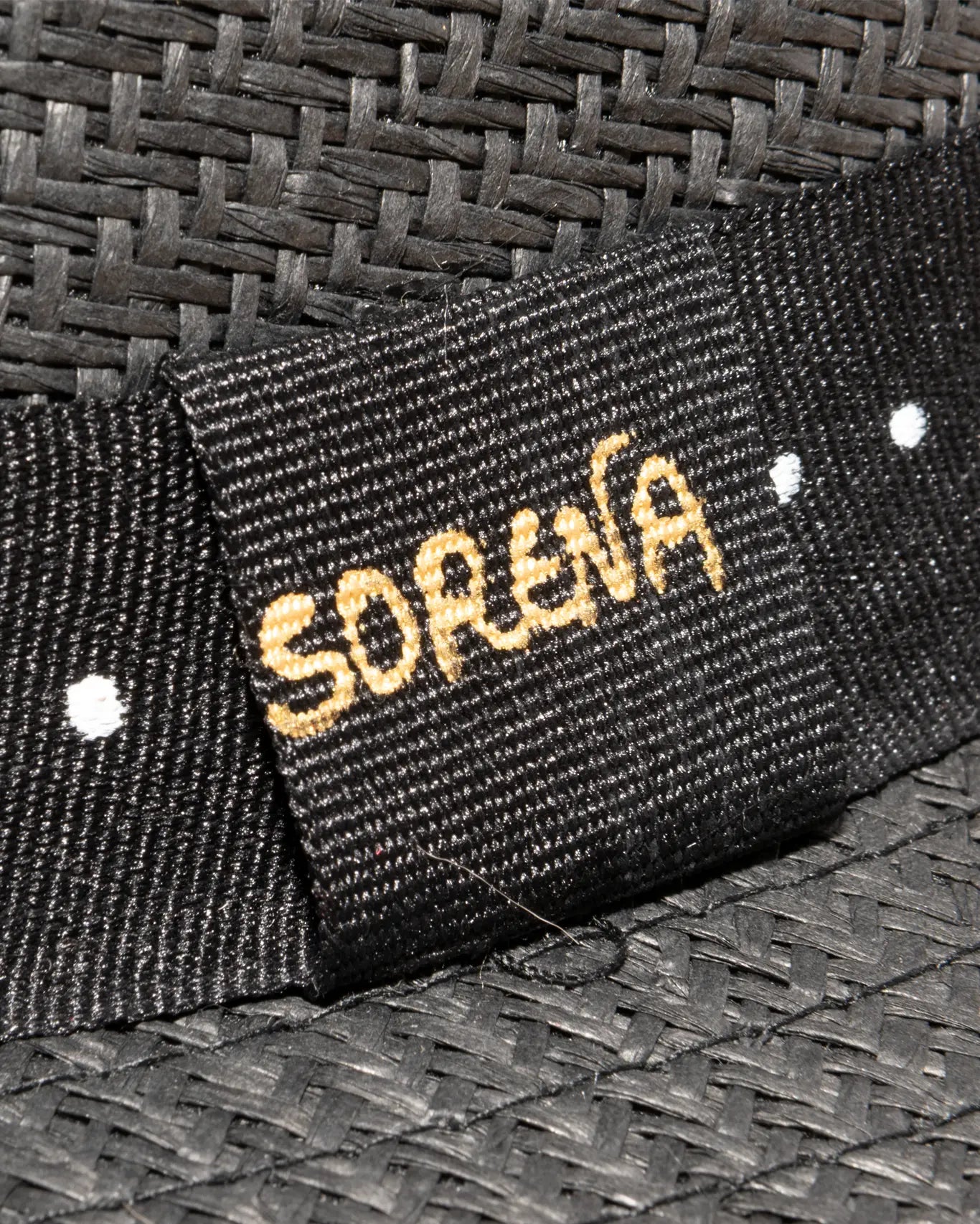 Nahaufnahme von Logo des Hut Hpinklemon Sorena Greece, Rosa Zitronengelber Stoff Textur Hpinklemon Detailansicht handgefertigtes Gewebe