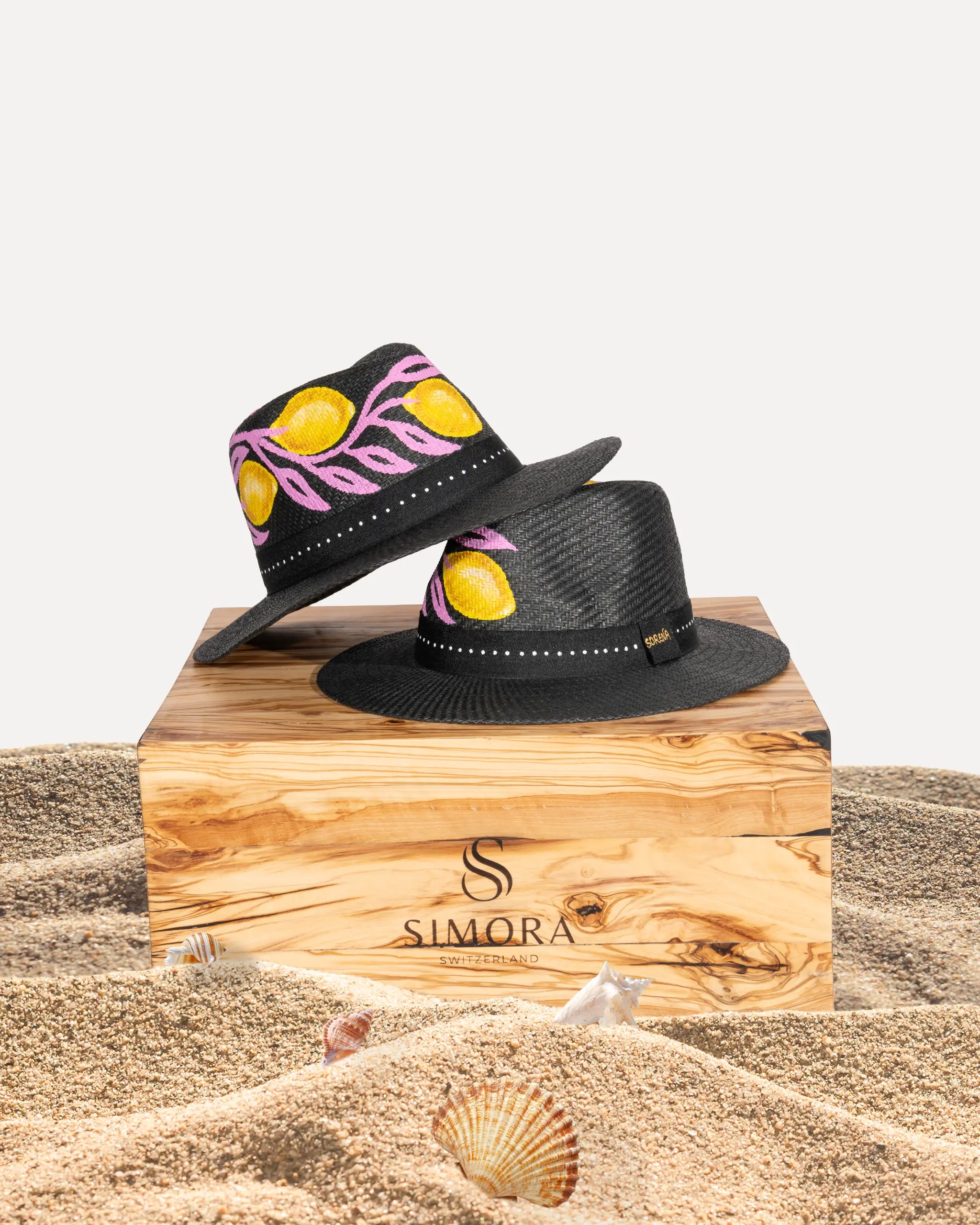 Sorena Greece Hut Hpinklemon auf SIMORA Olivenholzsockel, Frontansicht Rosa Zitronengelber Sommerhut handgefertigt Griechenland Cycladitissa